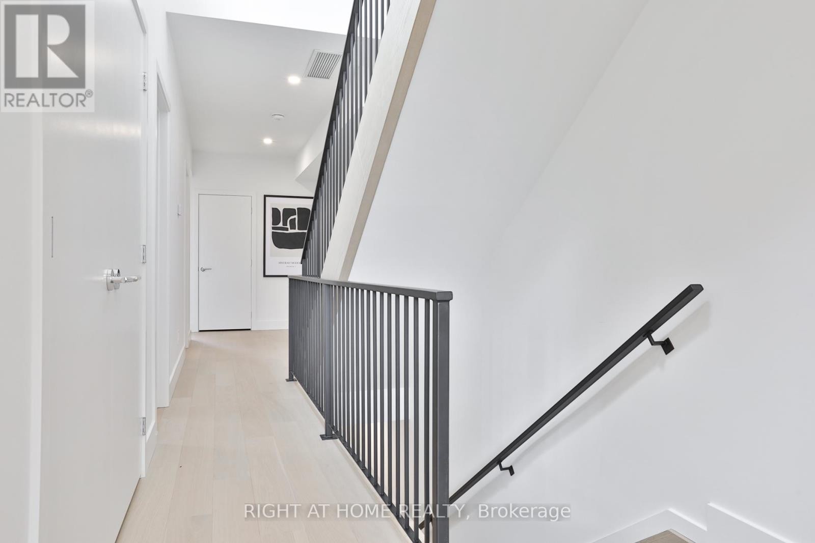 












SKY - 2343 GERRARD STREET E

,
Toronto (East End-Danforth),




Ontario
M4E2E6

