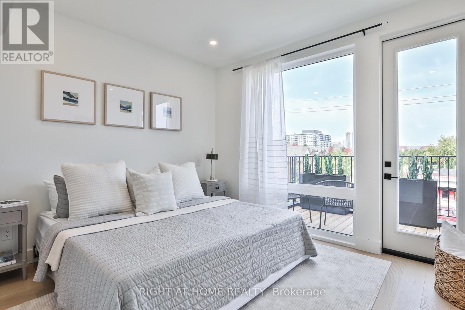 












SKY - 2343 GERRARD STREET E

,
Toronto (East End-Danforth),




Ontario
M4E2E6

