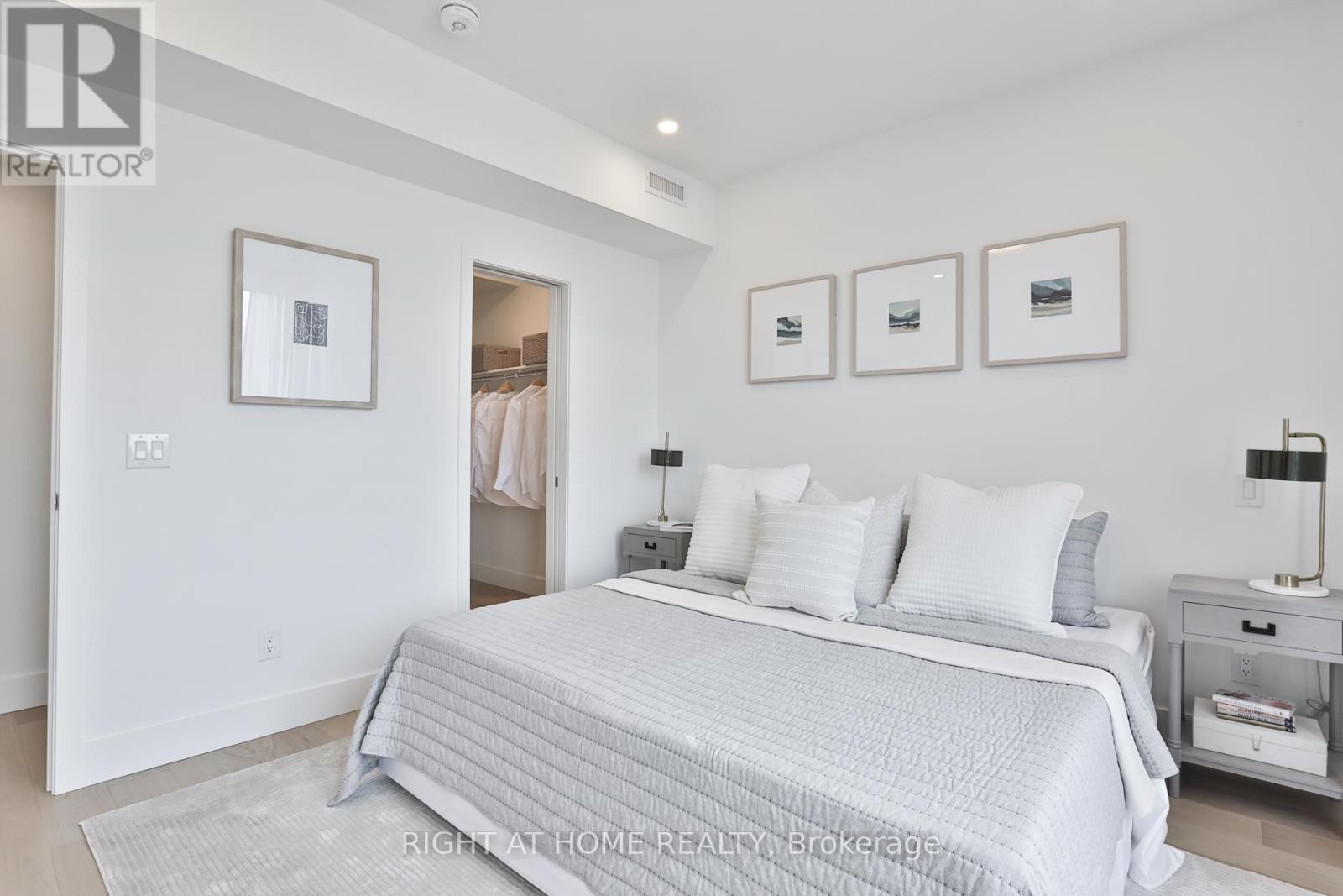 












SKY - 2343 GERRARD STREET E

,
Toronto (East End-Danforth),




Ontario
M4E2E6

