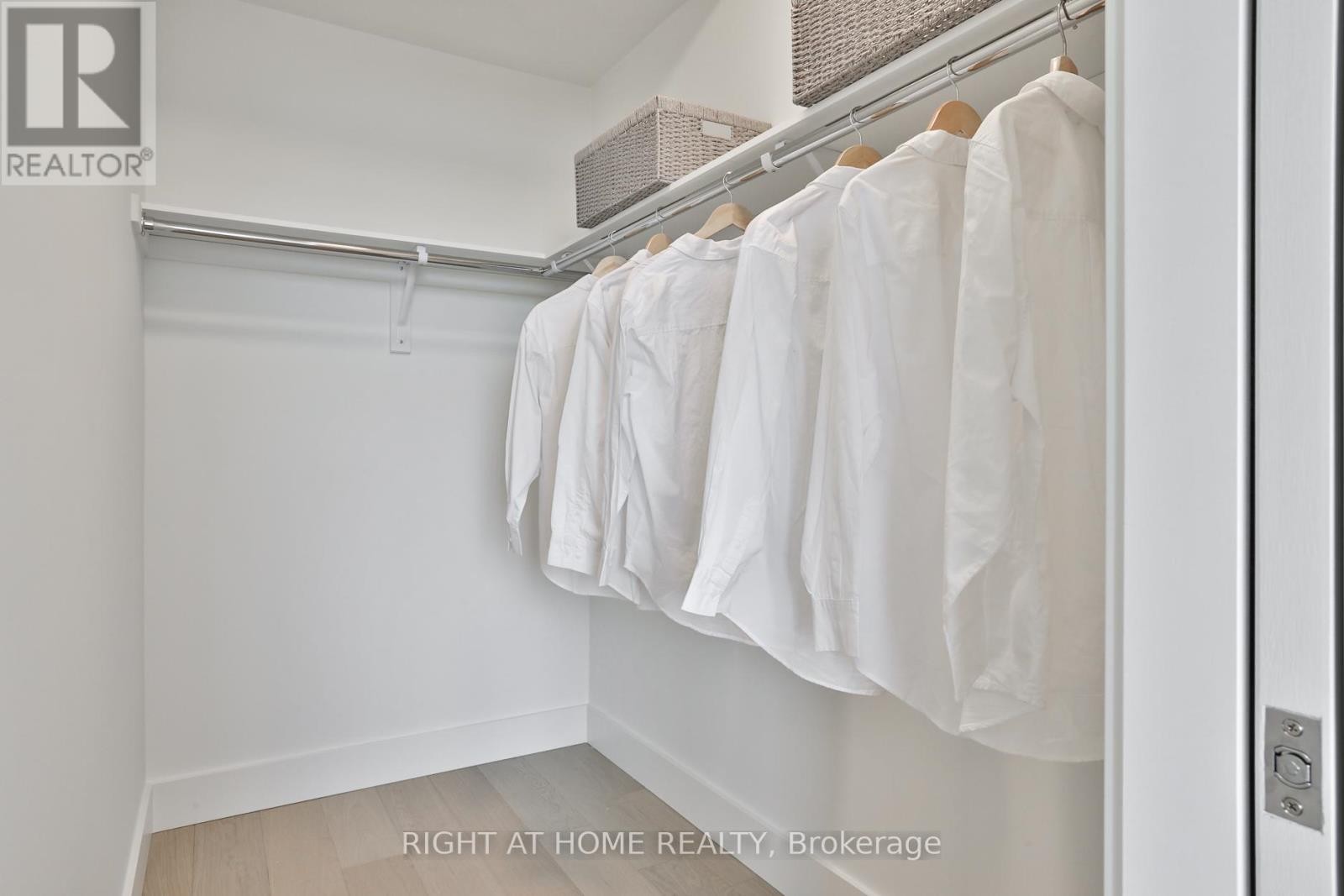 












SKY - 2343 GERRARD STREET E

,
Toronto (East End-Danforth),




Ontario
M4E2E6

