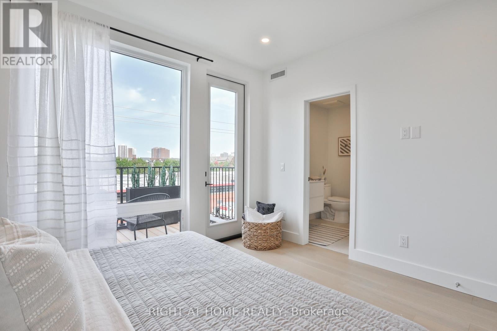 












SKY - 2343 GERRARD STREET E

,
Toronto (East End-Danforth),




Ontario
M4E2E6

