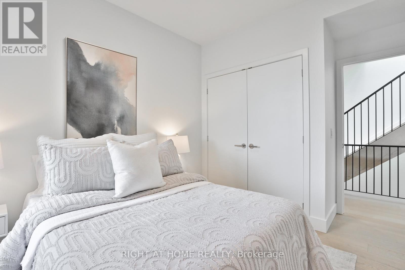 












SKY - 2343 GERRARD STREET E

,
Toronto (East End-Danforth),




Ontario
M4E2E6

