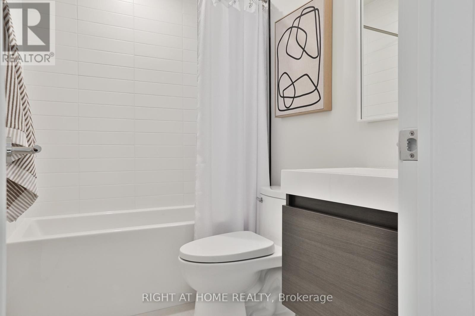 












SKY - 2343 GERRARD STREET E

,
Toronto (East End-Danforth),




Ontario
M4E2E6

