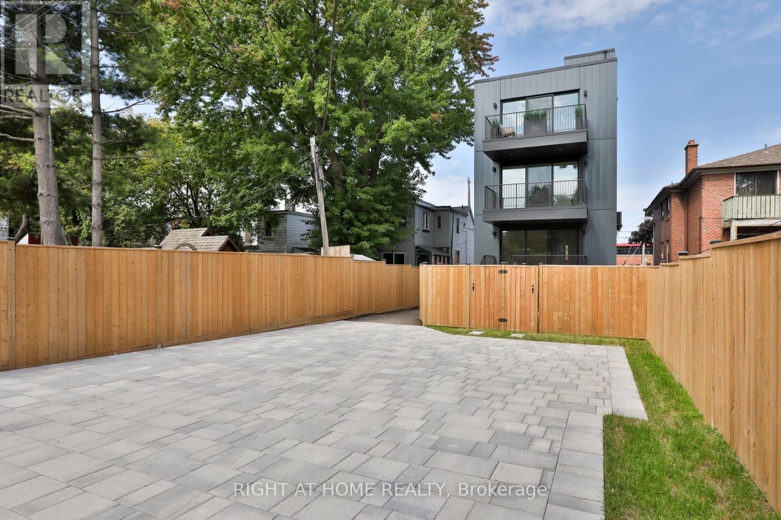 












SKY - 2343 GERRARD STREET E

,
Toronto (East End-Danforth),




Ontario
M4E2E6

