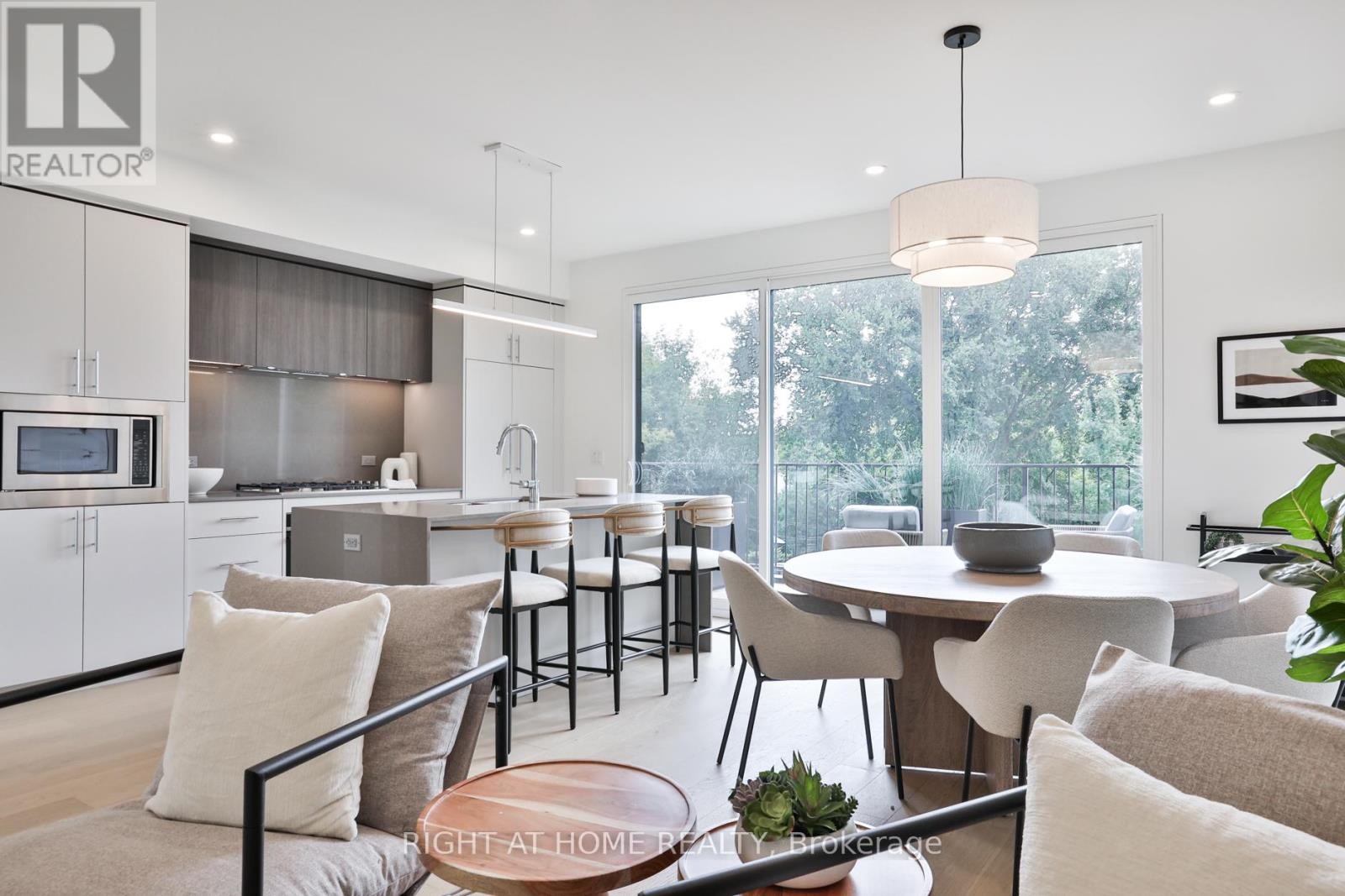 












SKY - 2343 GERRARD STREET E

,
Toronto (East End-Danforth),




Ontario
M4E2E6

