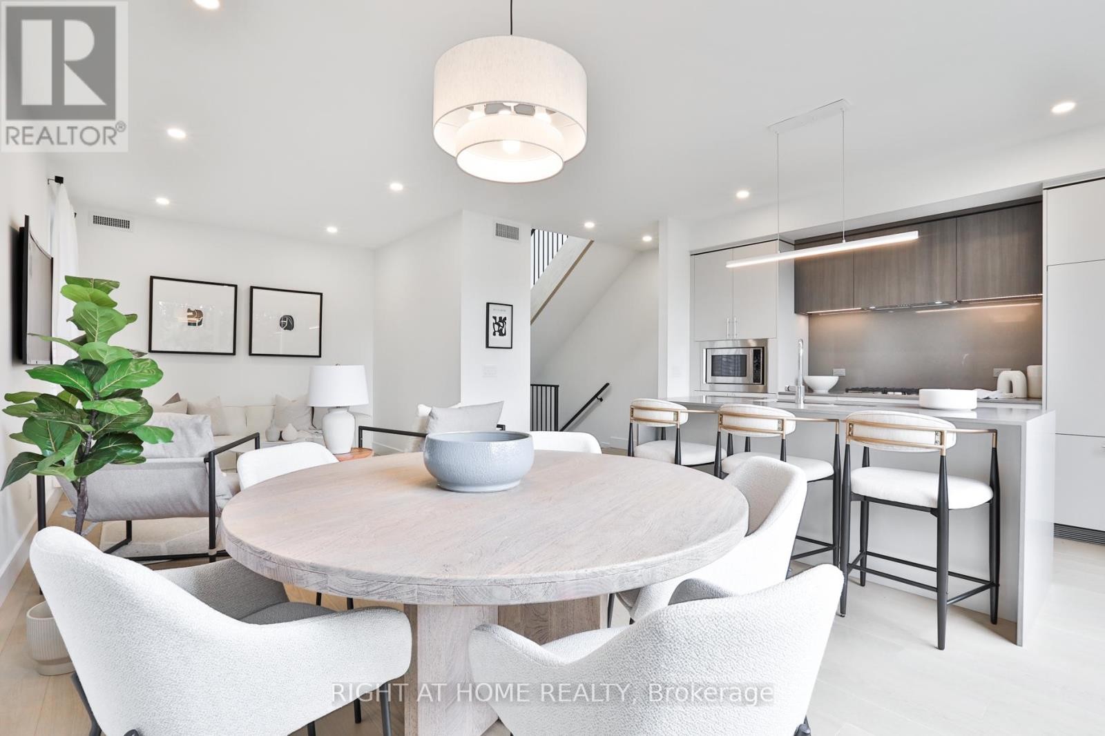 












SKY - 2343 GERRARD STREET E

,
Toronto (East End-Danforth),




Ontario
M4E2E6

