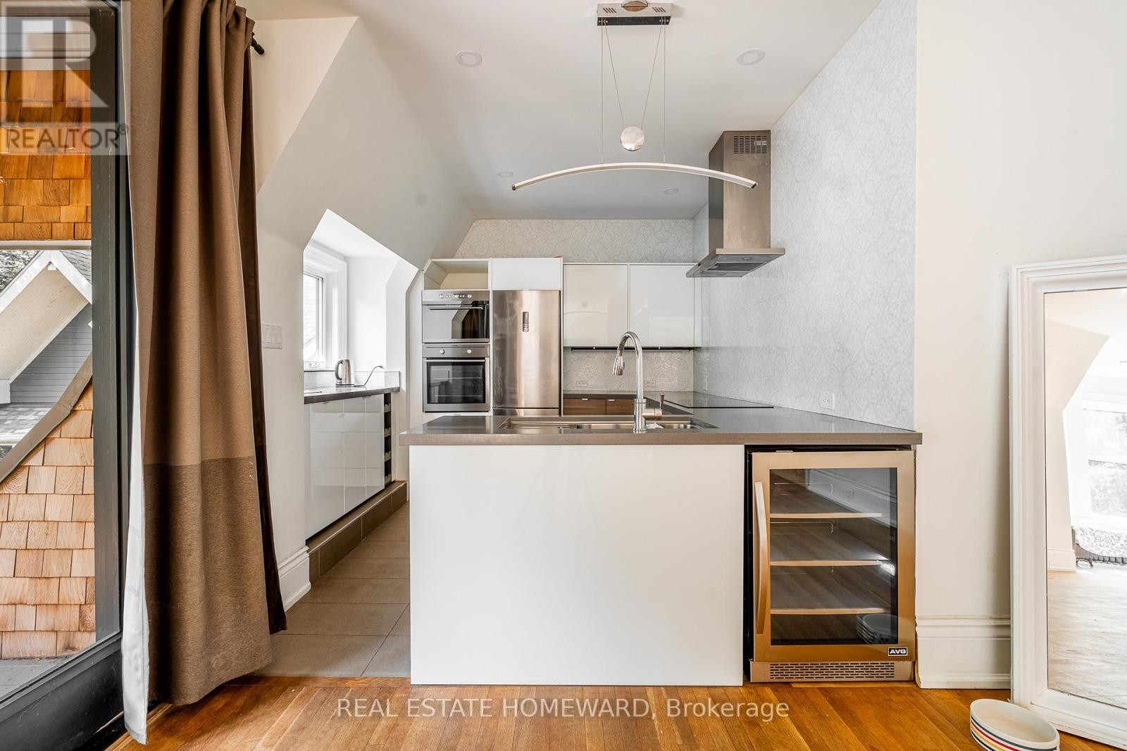 












3025 QUEEN STREET E

,
Toronto (Birchcliffe-Cliffside),




Ontario
M1N1A5

