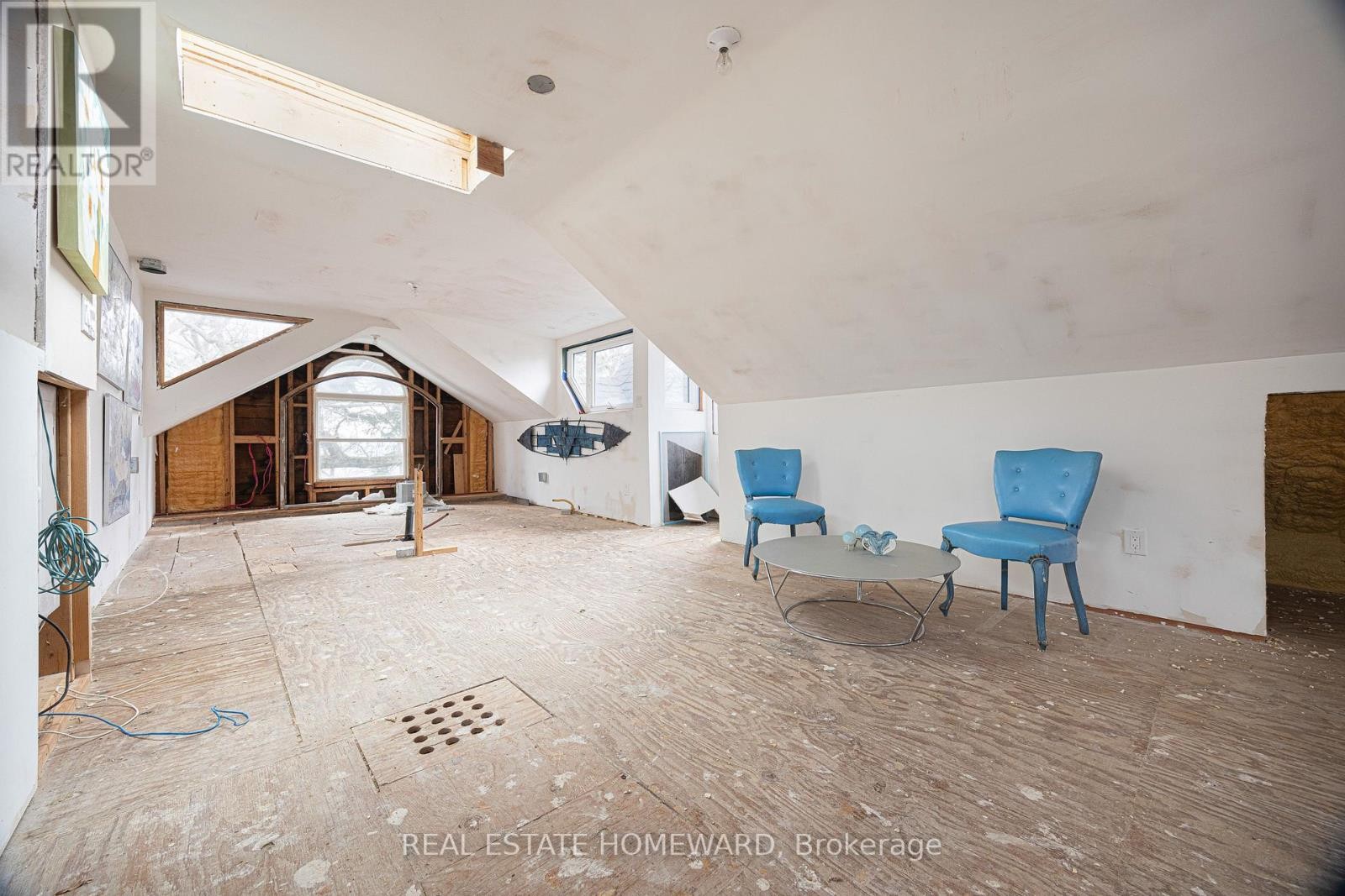 












3025 QUEEN STREET E

,
Toronto (Birchcliffe-Cliffside),




Ontario
M1N1A5

