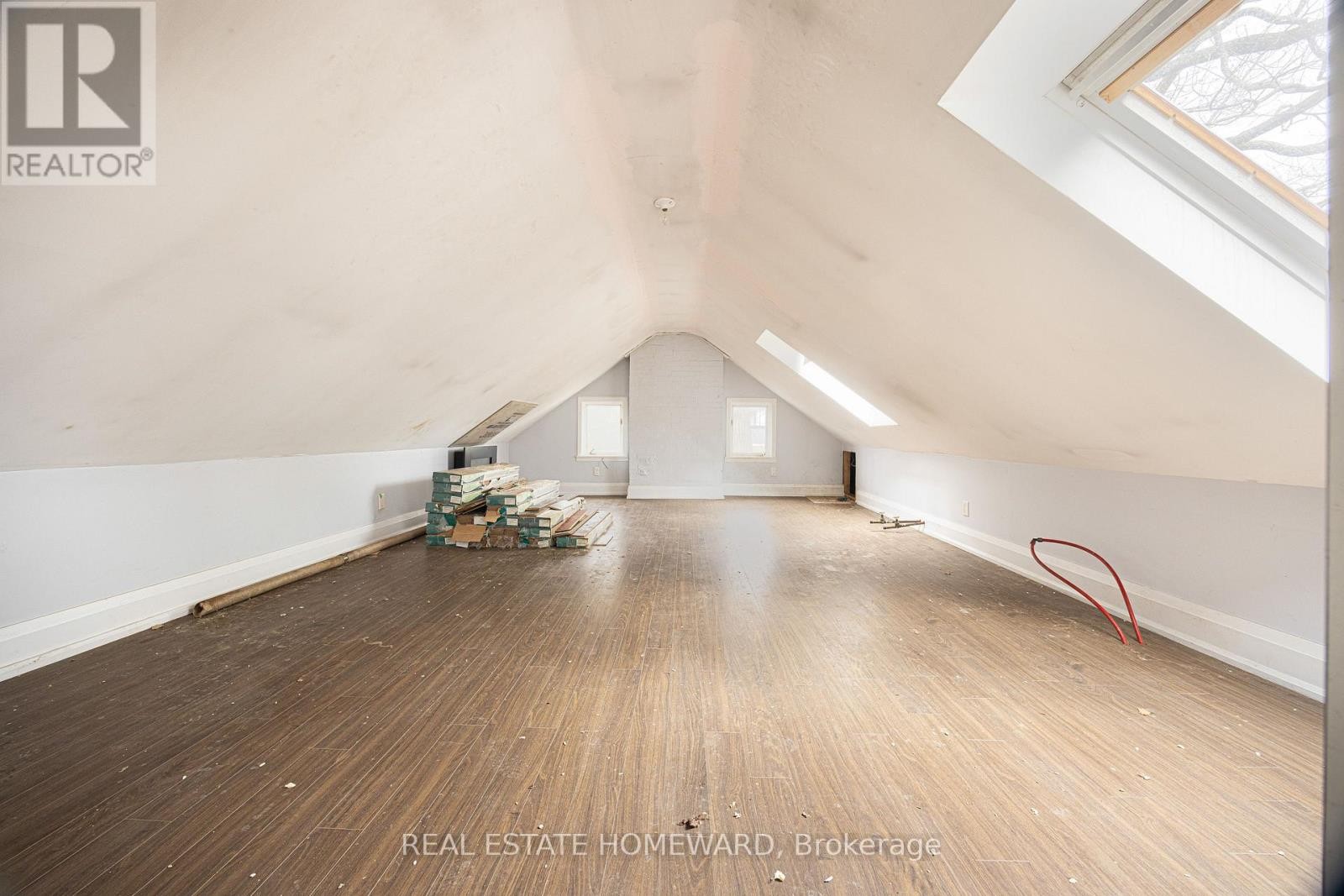 












3025 QUEEN STREET E

,
Toronto (Birchcliffe-Cliffside),




Ontario
M1N1A5

