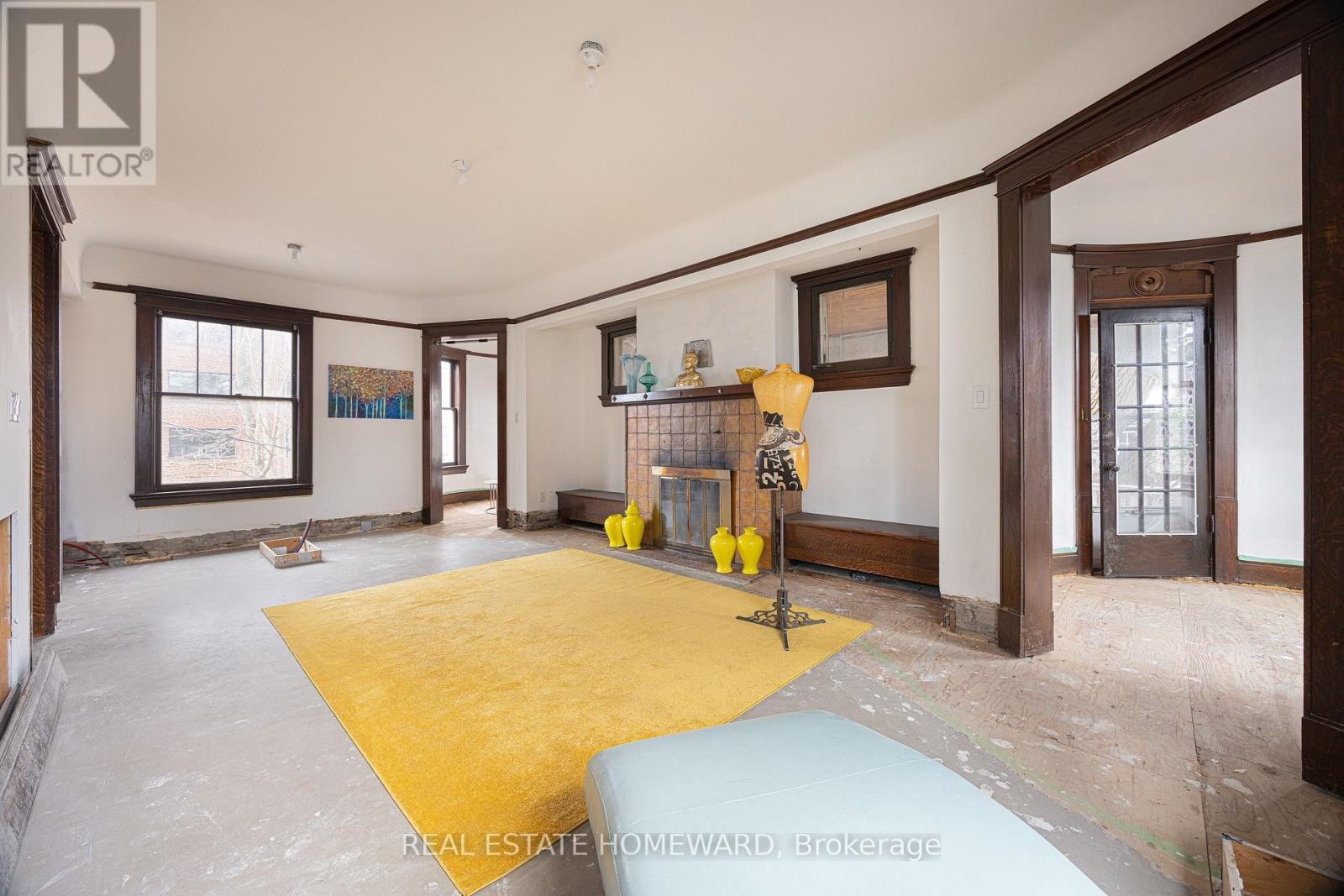 












3025 QUEEN STREET E

,
Toronto (Birchcliffe-Cliffside),




Ontario
M1N1A5

