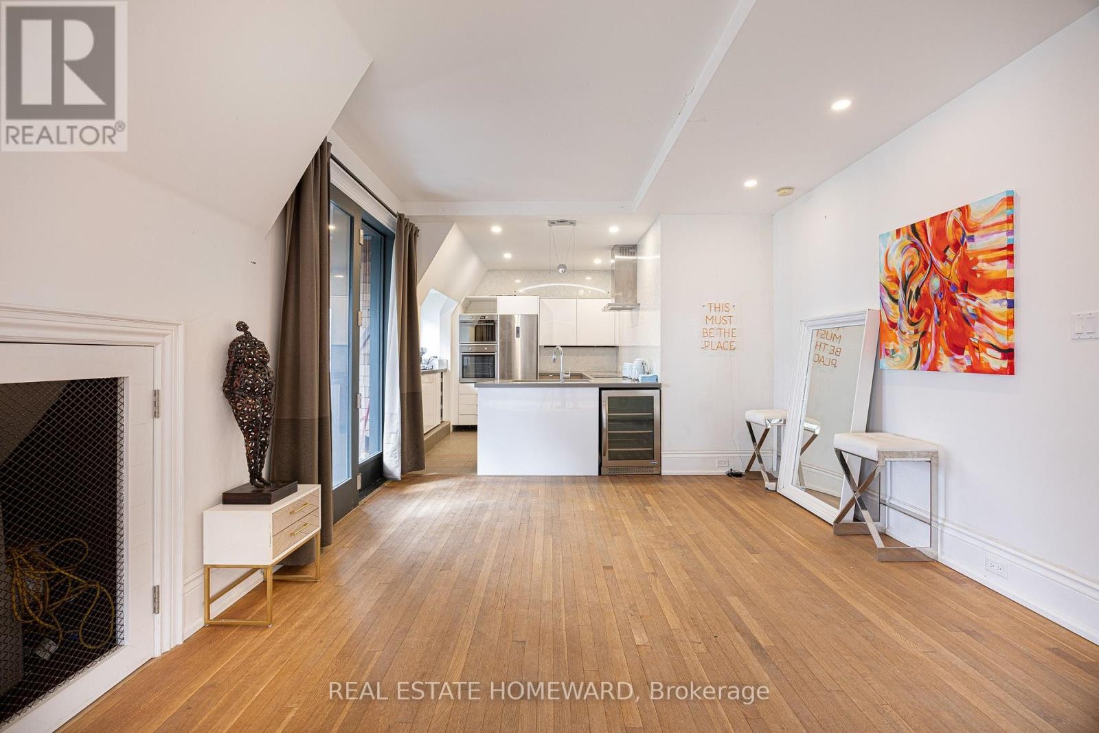 












3025 QUEEN STREET E

,
Toronto (Birchcliffe-Cliffside),




Ontario
M1N1A5

