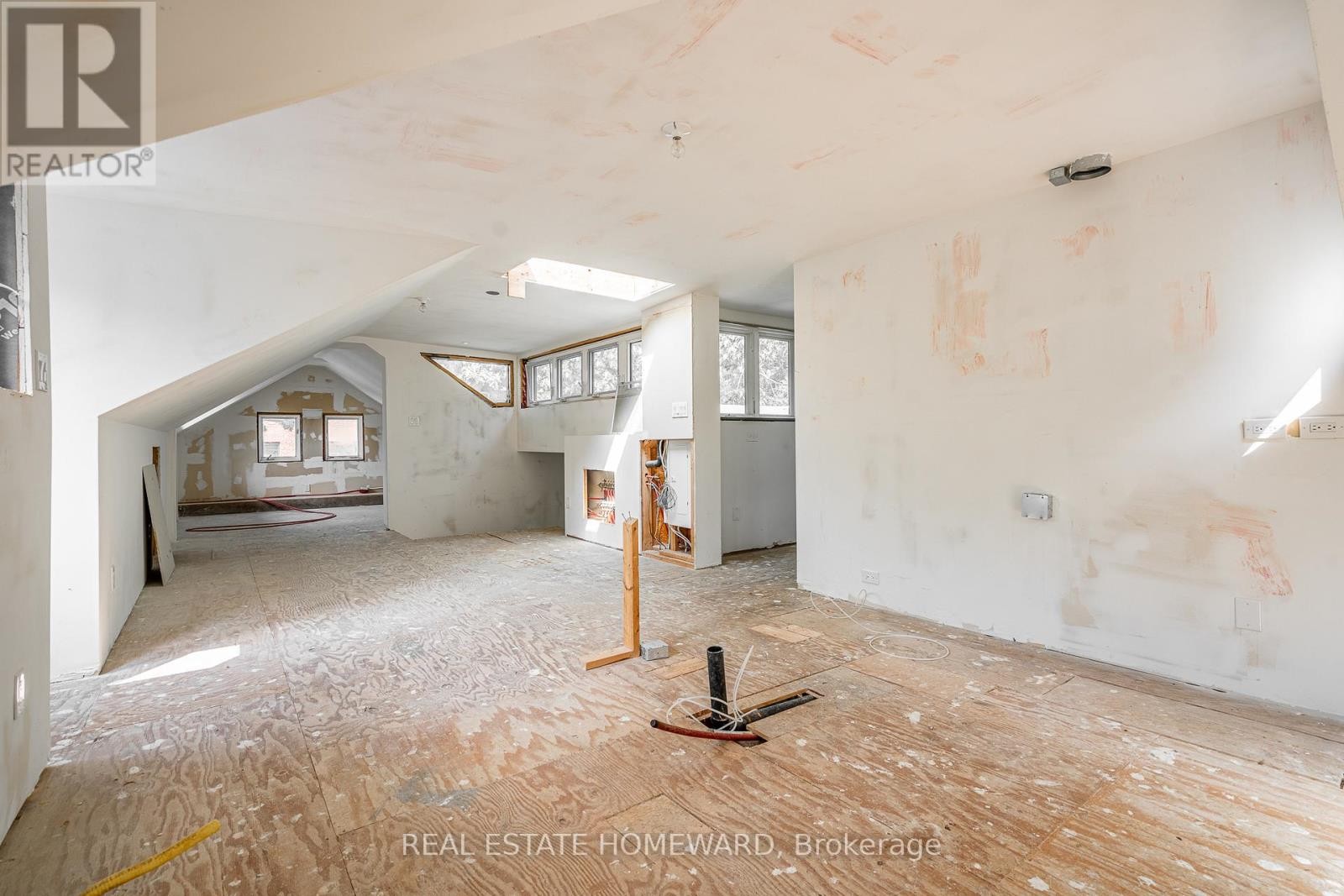 












3025 QUEEN STREET E

,
Toronto (Birchcliffe-Cliffside),




Ontario
M1N1A5

