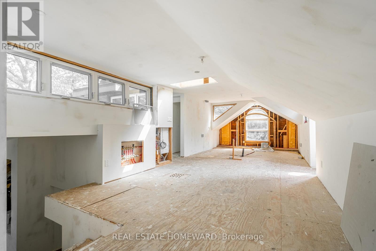 












3025 QUEEN STREET E

,
Toronto (Birchcliffe-Cliffside),




Ontario
M1N1A5

