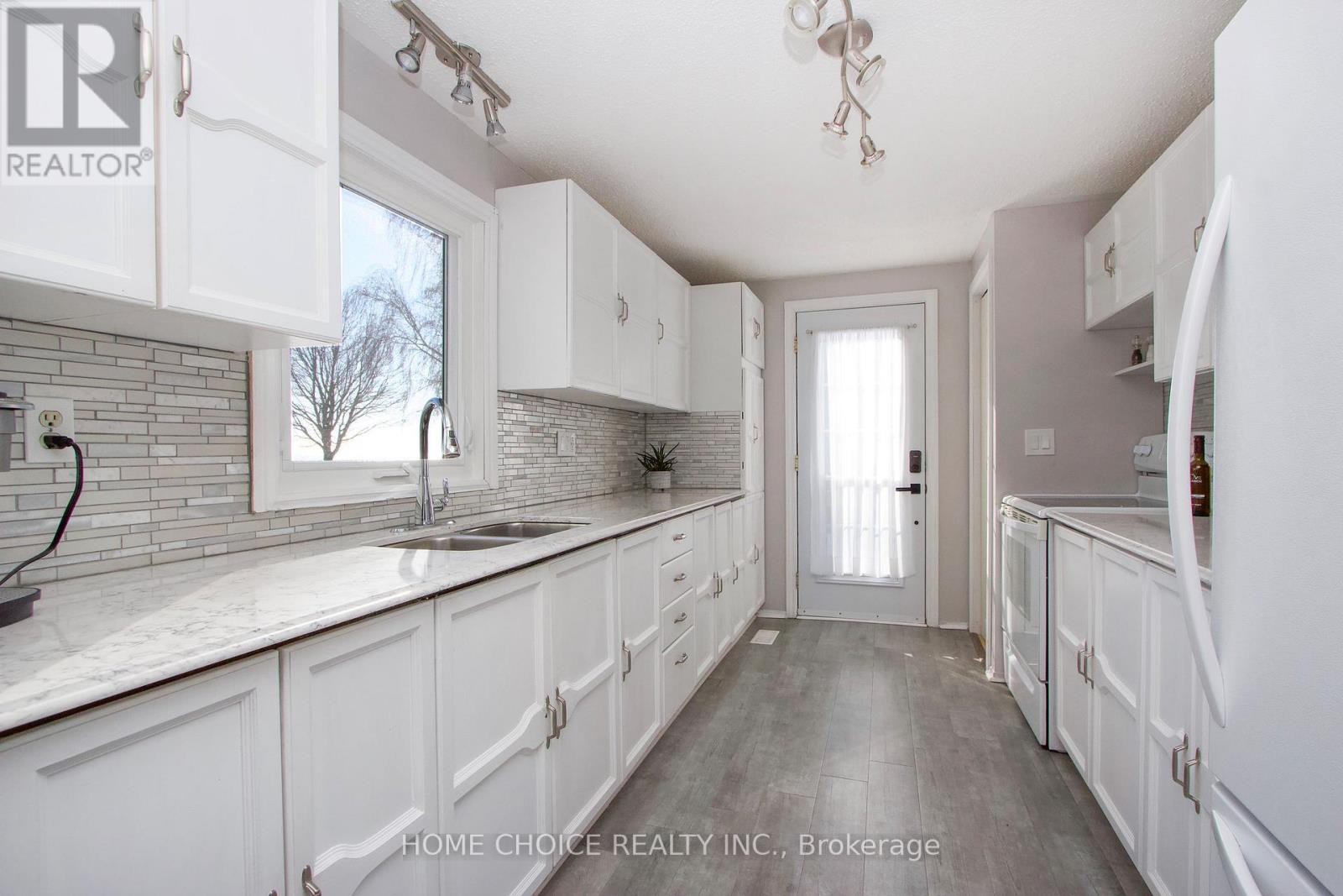 












87 BLUFFS ROAD

,
Clarington (Newcastle),




Ontario
L1B1B9

