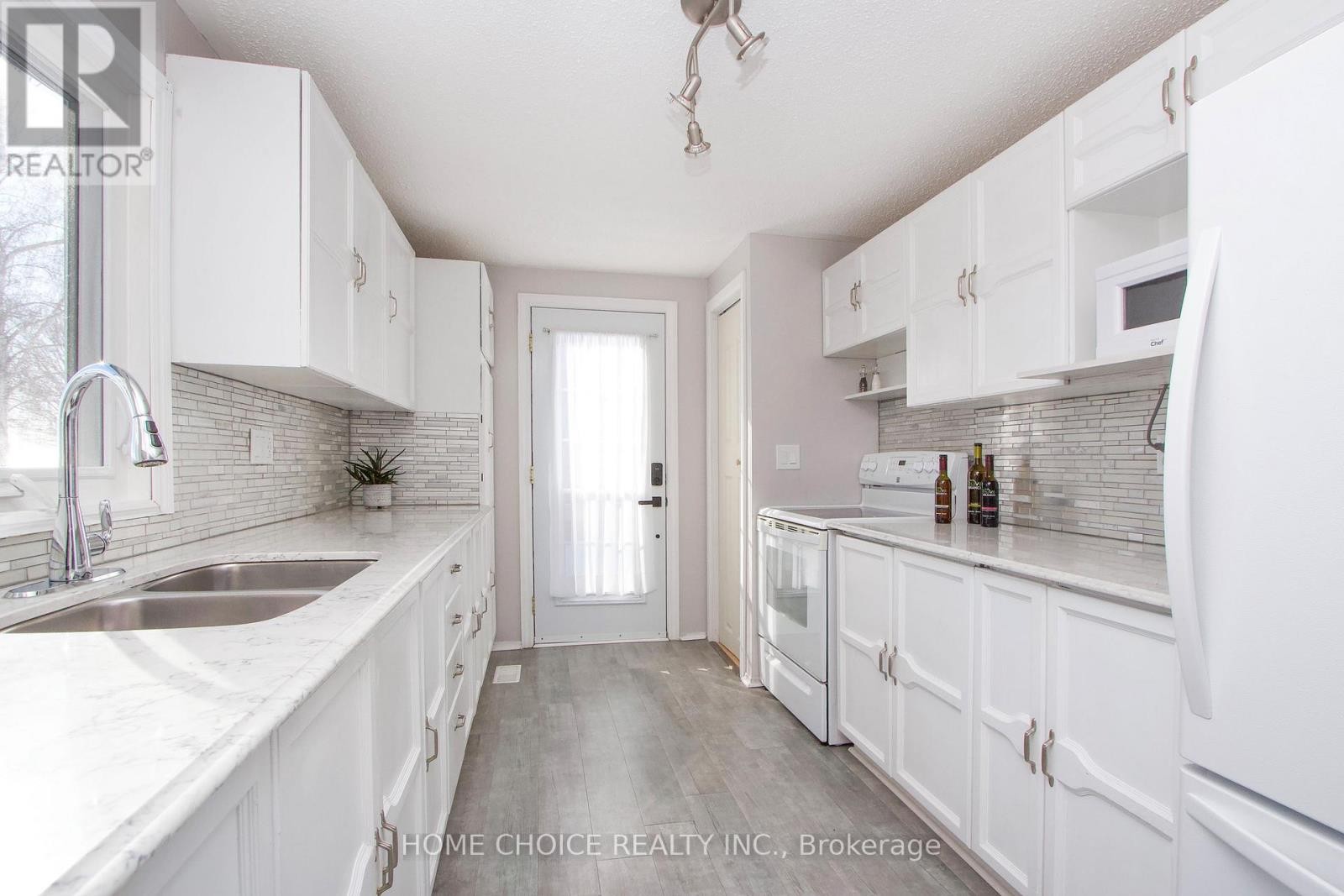 












87 BLUFFS ROAD

,
Clarington (Newcastle),




Ontario
L1B1B9

