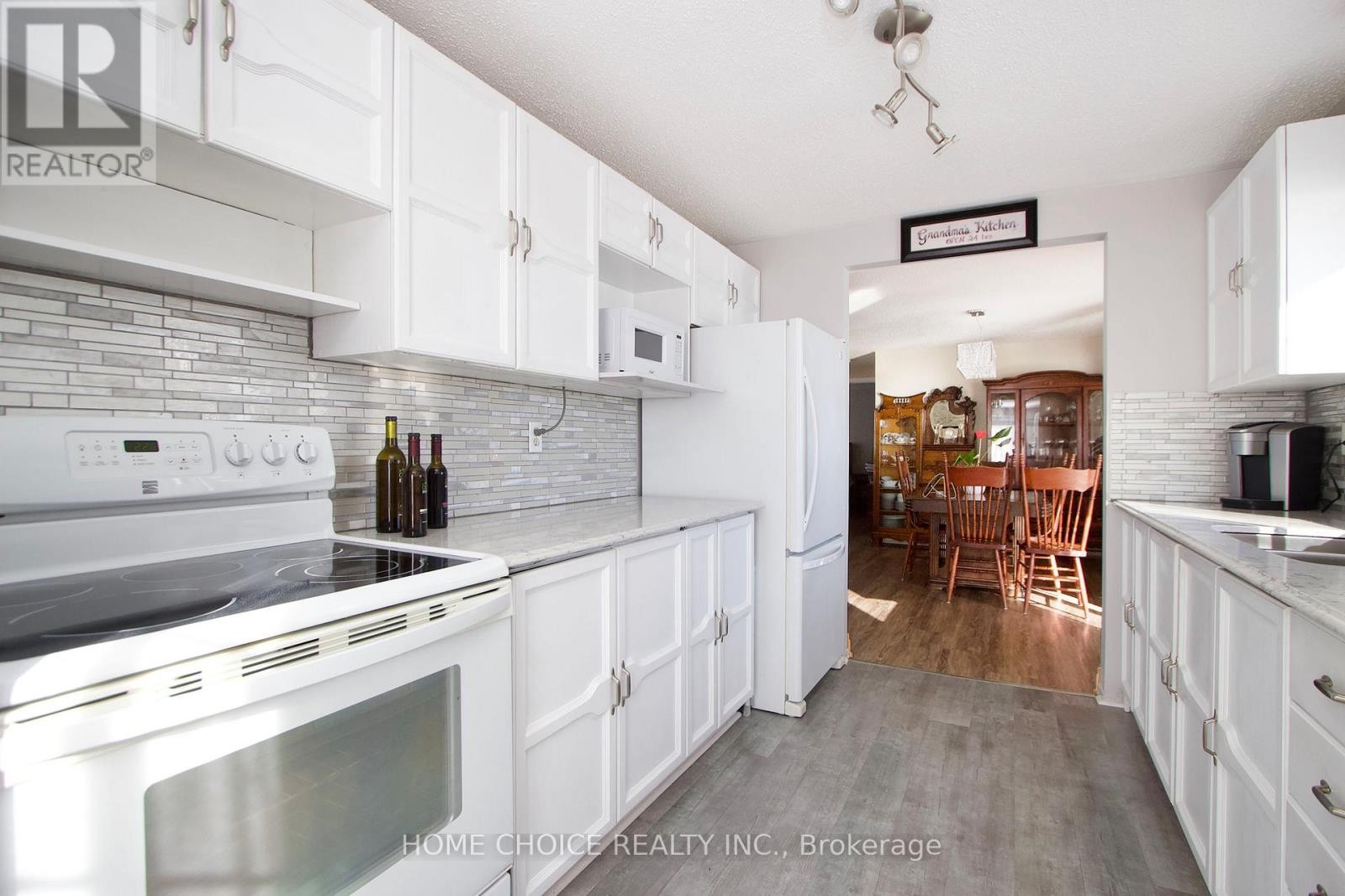 












87 BLUFFS ROAD

,
Clarington (Newcastle),




Ontario
L1B1B9

