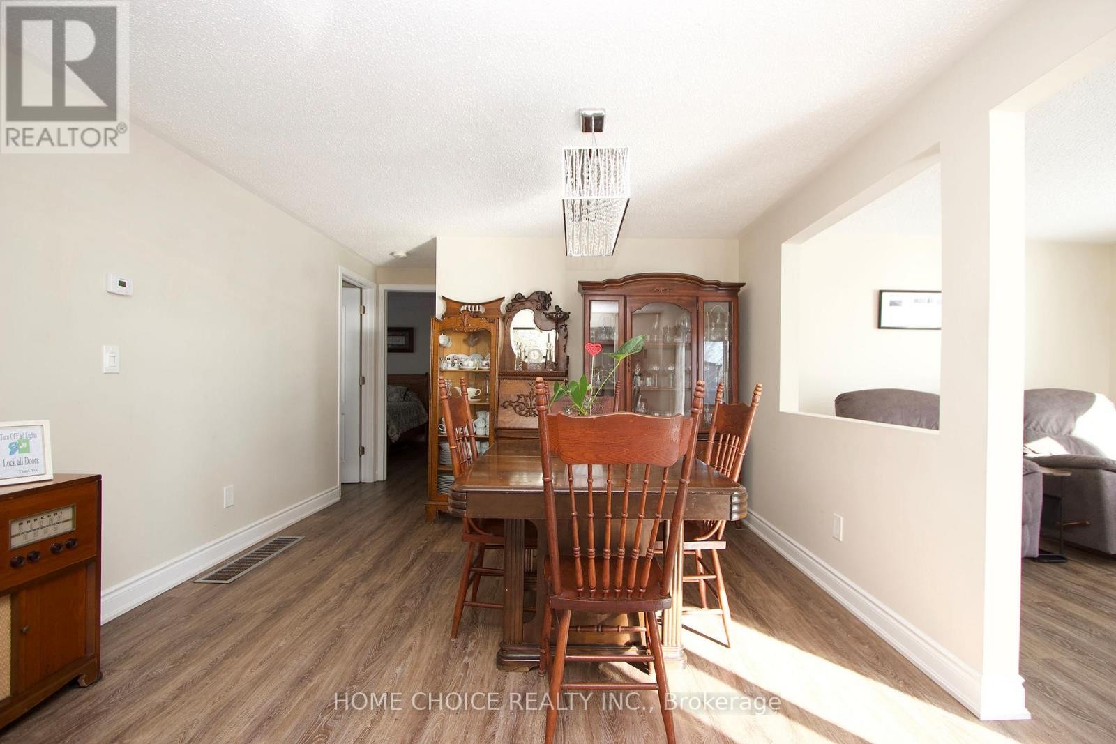 












87 BLUFFS ROAD

,
Clarington (Newcastle),




Ontario
L1B1B9

