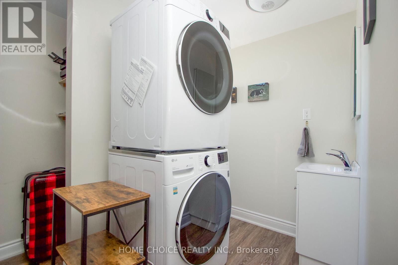 












87 BLUFFS ROAD

,
Clarington (Newcastle),




Ontario
L1B1B9

