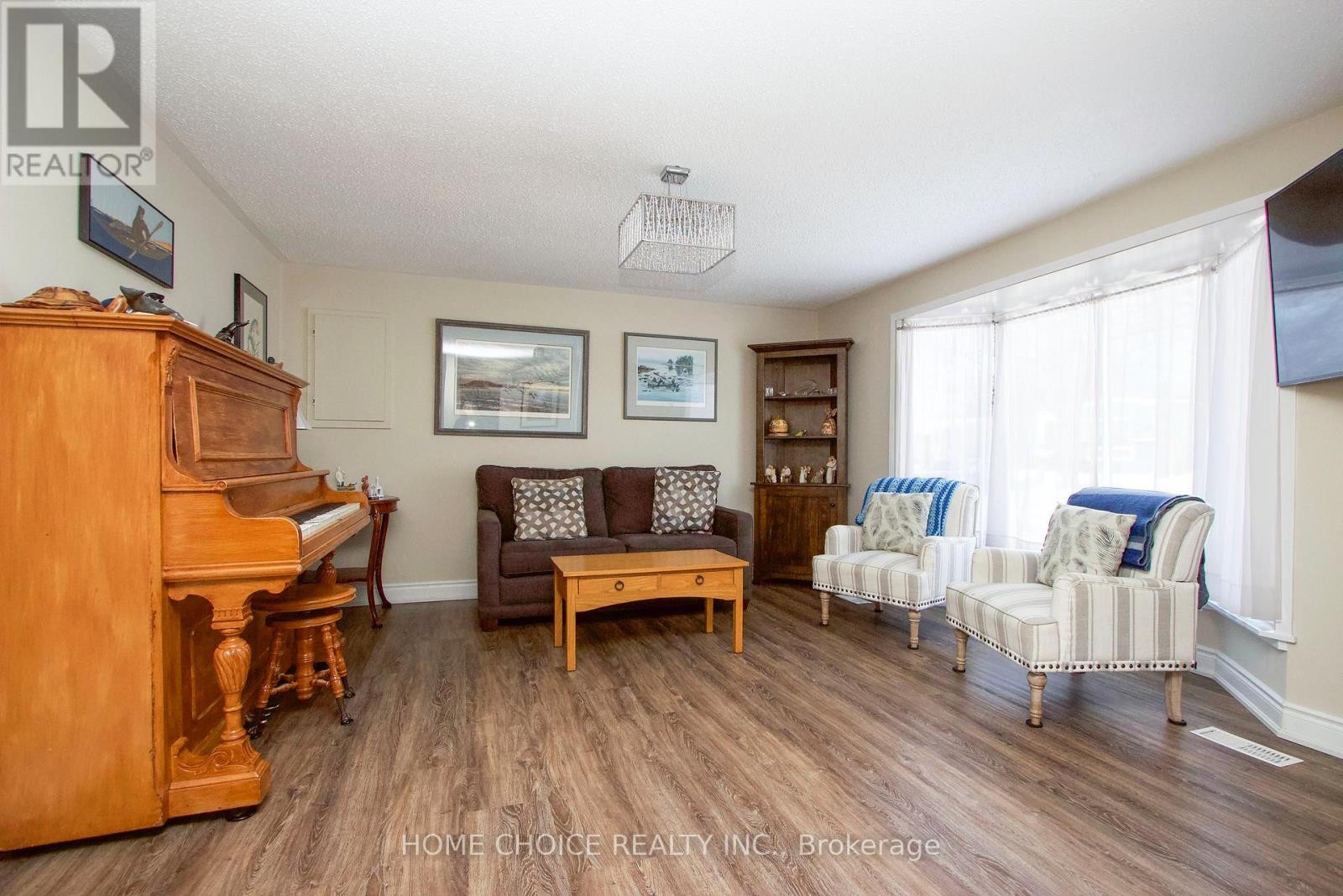 












87 BLUFFS ROAD

,
Clarington (Newcastle),




Ontario
L1B1B9

