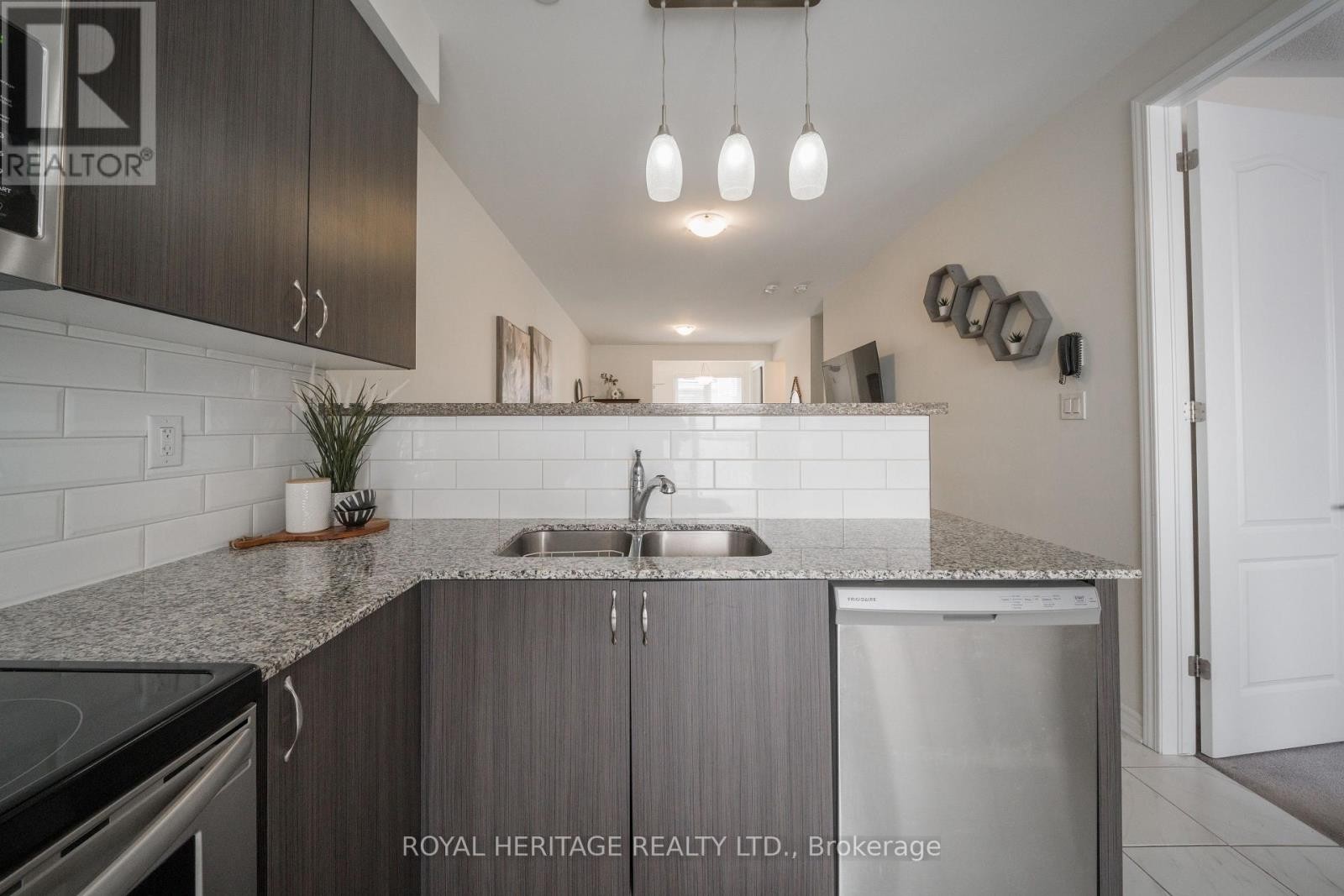 












512 - 1148 DRAGONFLY AVENUE

,
Pickering,




Ontario
L1X0H5

