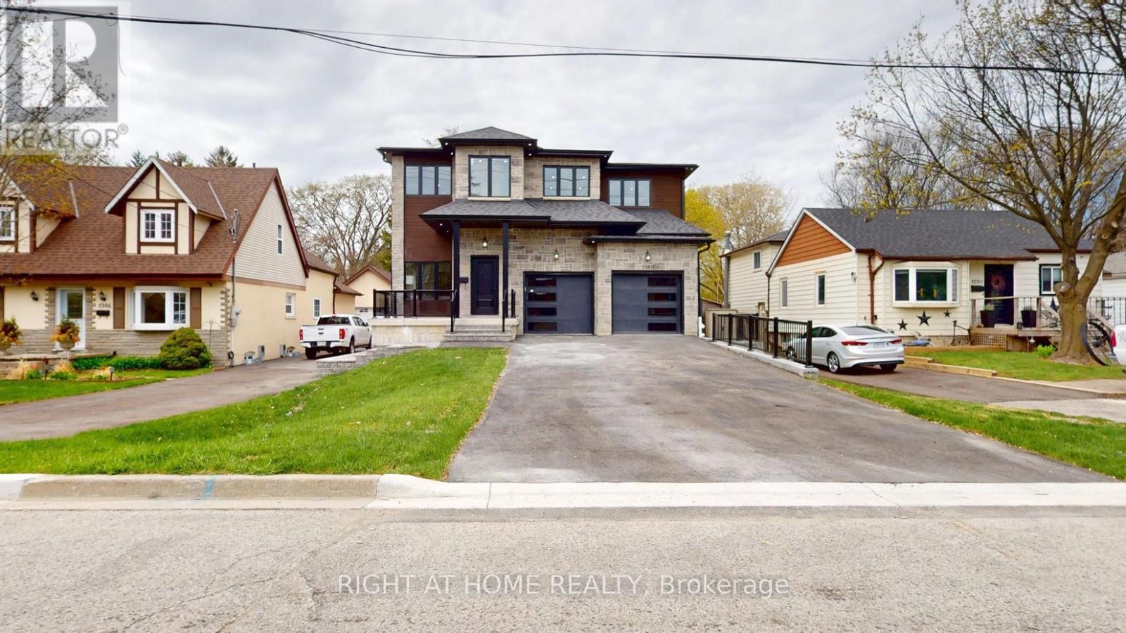 












1988 ROYAL ROAD

,
Pickering (Village East),




Ontario
L1V1Y2

