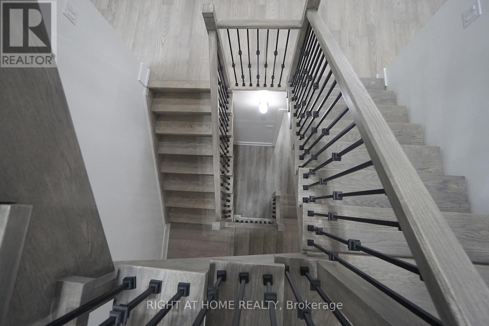 












1988 ROYAL ROAD

,
Pickering (Village East),




Ontario
L1V1Y2

