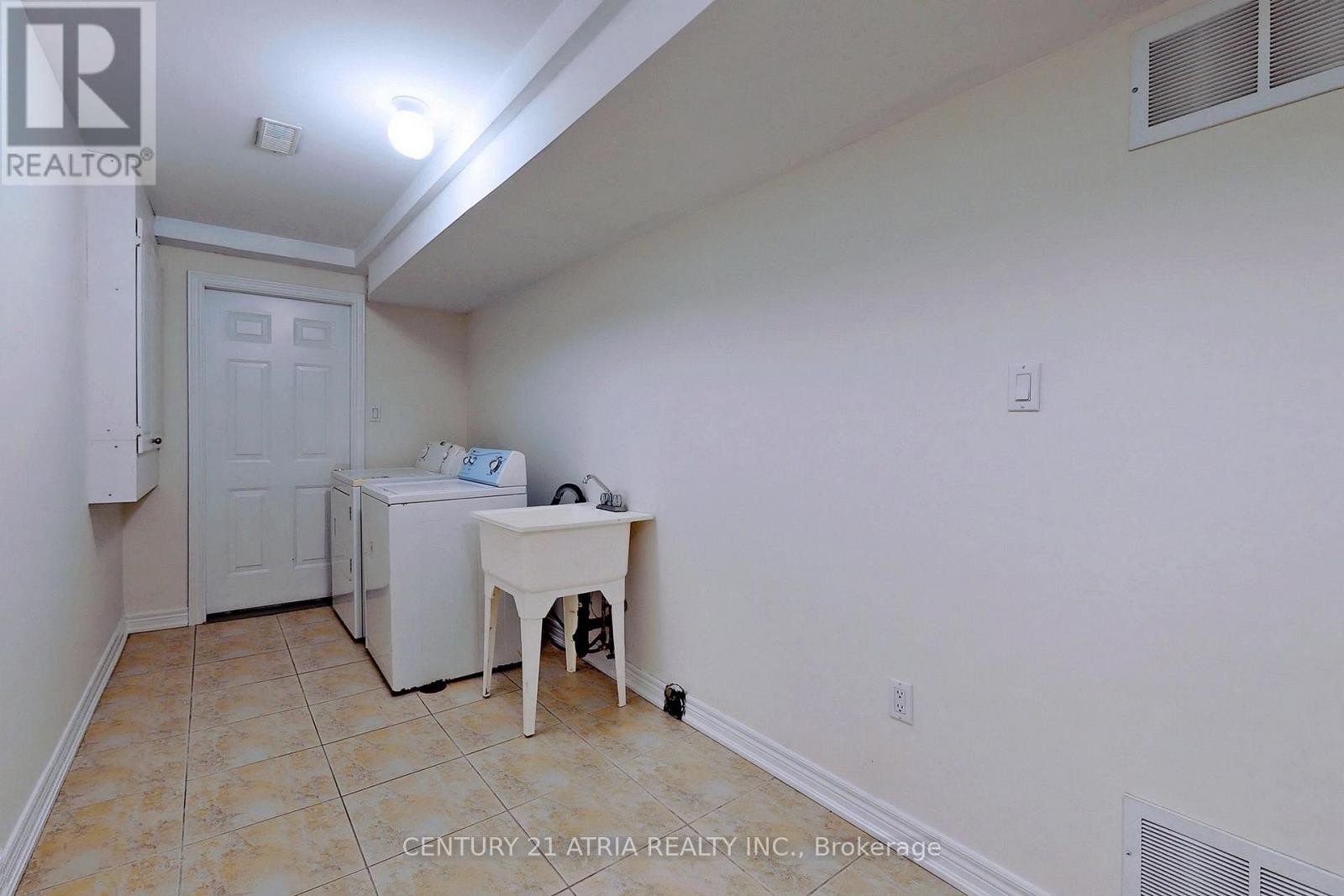 












26 AYLESWORTH AVENUE

,
Toronto (Birchcliffe-Cliffside),




Ontario
M1N2J5

