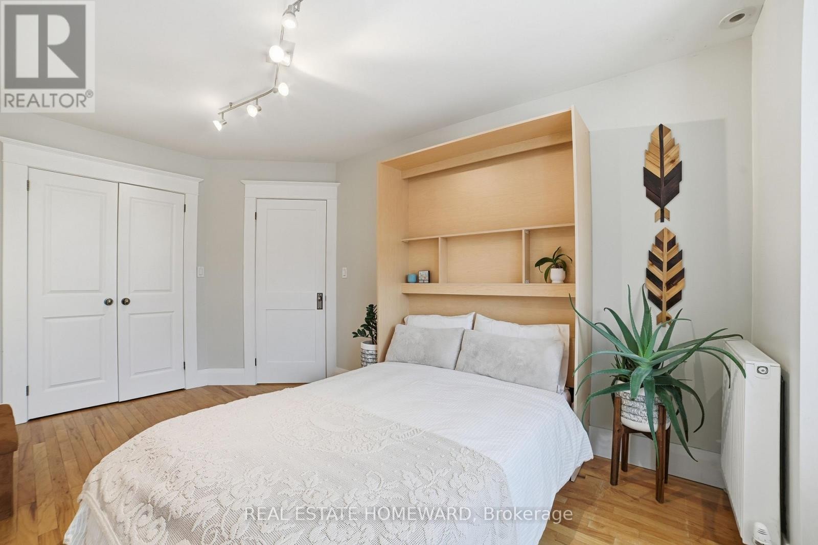 












101 BERTMOUNT AVENUE

,
Toronto (South Riverdale),




Ontario
M4M2X8

