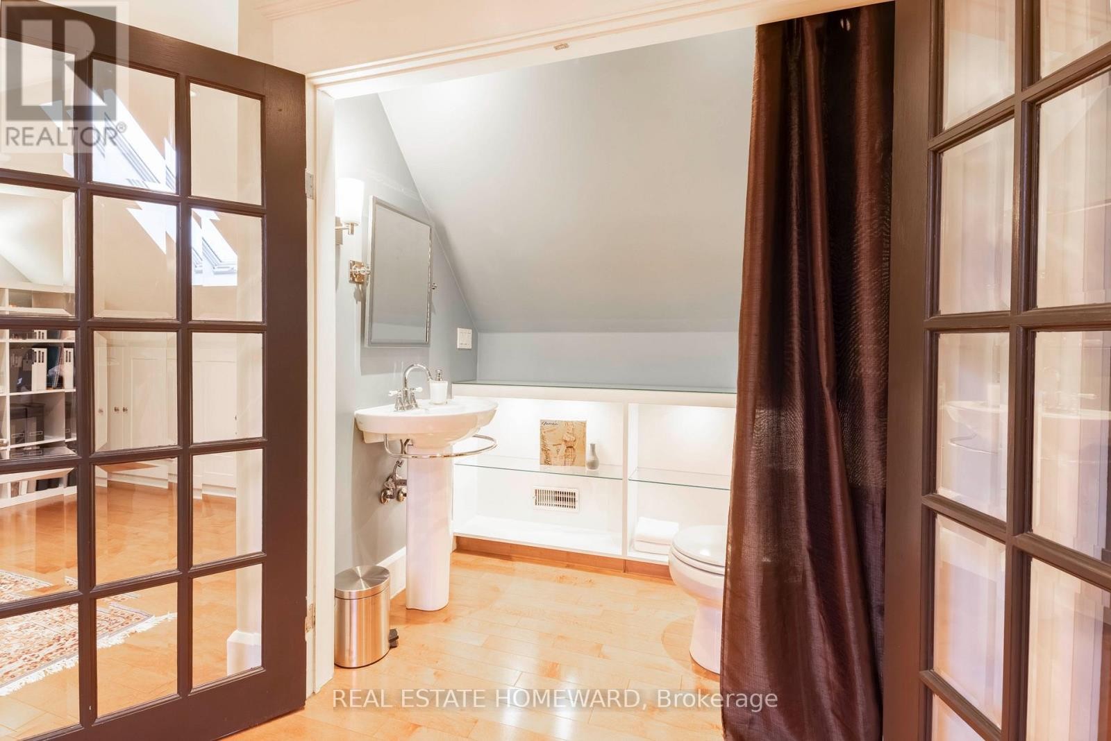 












101 BERTMOUNT AVENUE

,
Toronto (South Riverdale),




Ontario
M4M2X8

