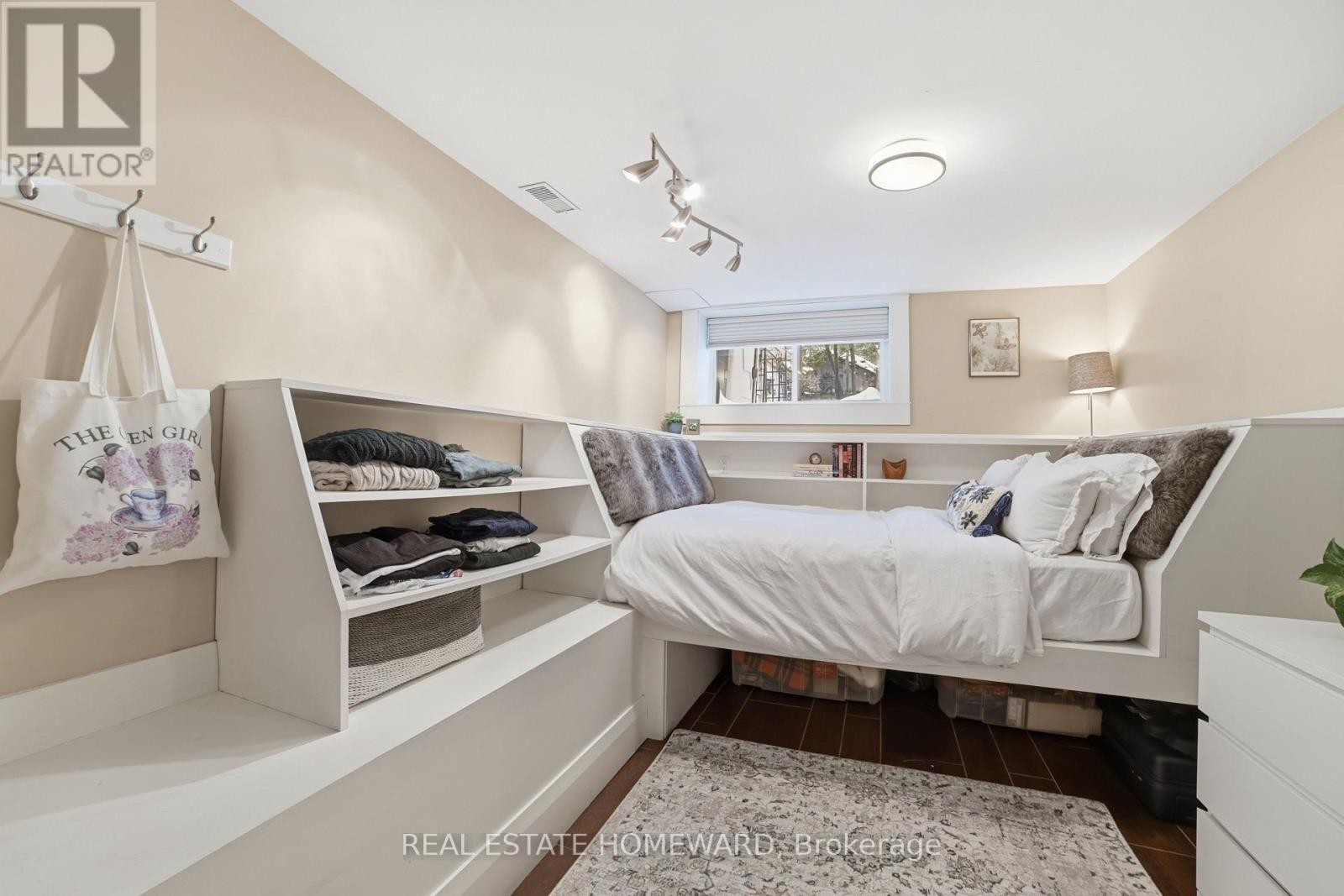 












101 BERTMOUNT AVENUE

,
Toronto (South Riverdale),




Ontario
M4M2X8

