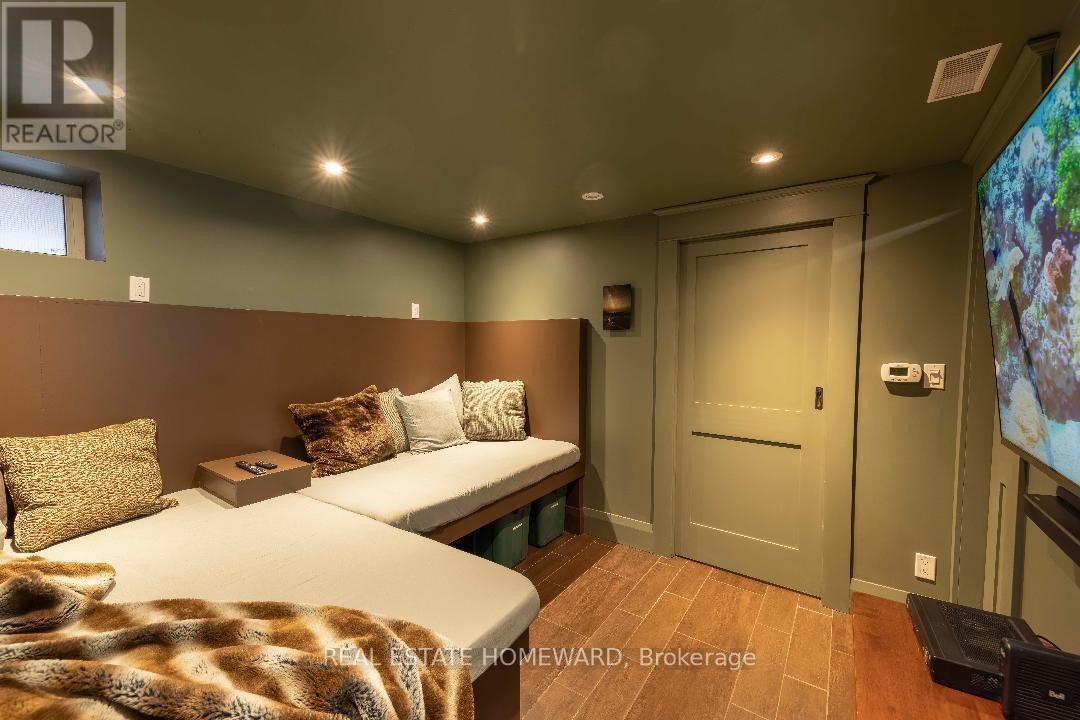 












101 BERTMOUNT AVENUE

,
Toronto (South Riverdale),




Ontario
M4M2X8

