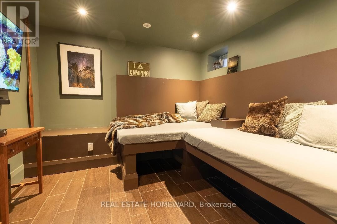 












101 BERTMOUNT AVENUE

,
Toronto (South Riverdale),




Ontario
M4M2X8

