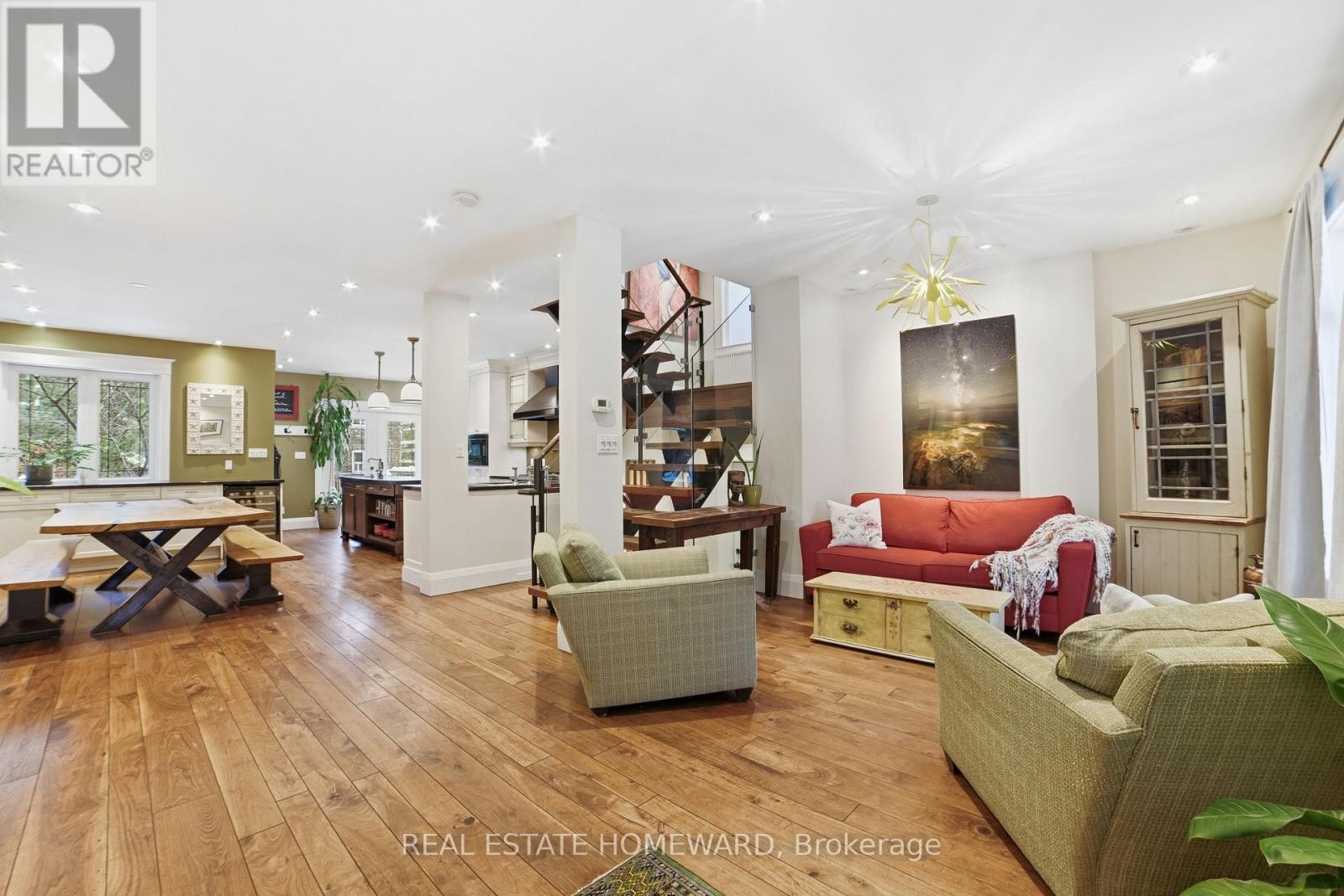 












101 BERTMOUNT AVENUE

,
Toronto (South Riverdale),




Ontario
M4M2X8

