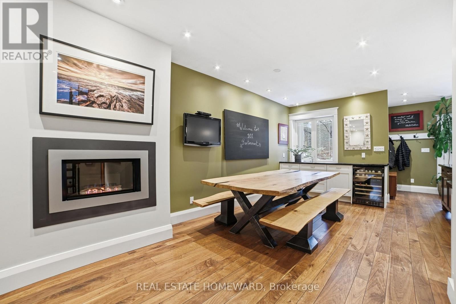 












101 BERTMOUNT AVENUE

,
Toronto (South Riverdale),




Ontario
M4M2X8

