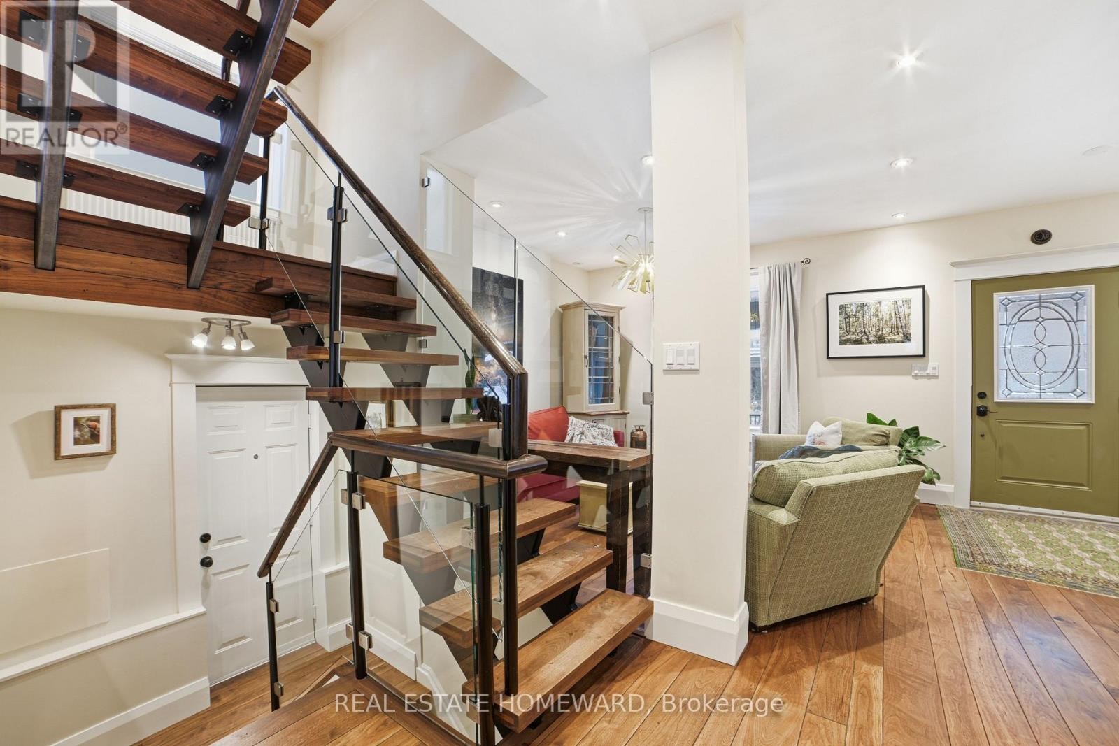 












101 BERTMOUNT AVENUE

,
Toronto (South Riverdale),




Ontario
M4M2X8

