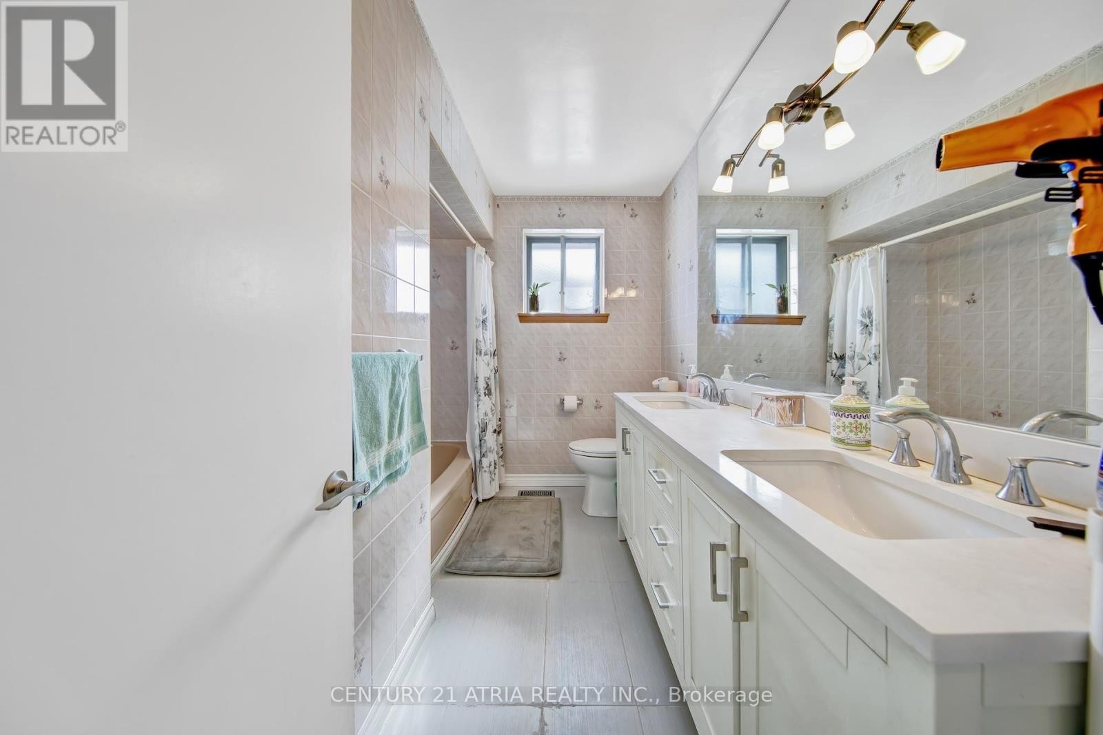 












43 ARAGON AVENUE

,
Toronto (Tam O'Shanter-Sullivan),




Ontario
M1T1X8

