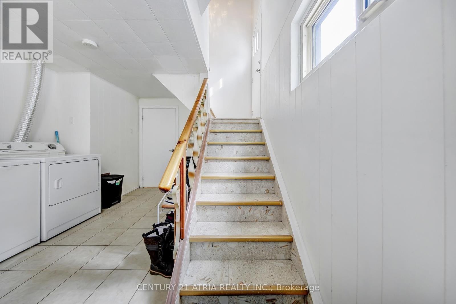 












43 ARAGON AVENUE

,
Toronto (Tam O'Shanter-Sullivan),




Ontario
M1T1X8

