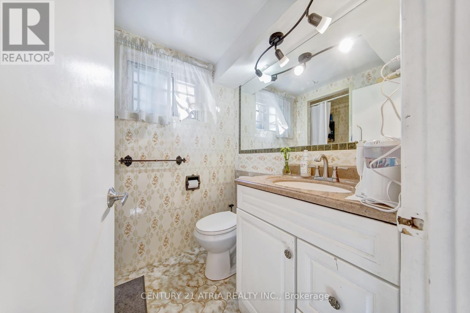 












43 ARAGON AVENUE

,
Toronto (Tam O'Shanter-Sullivan),




Ontario
M1T1X8

