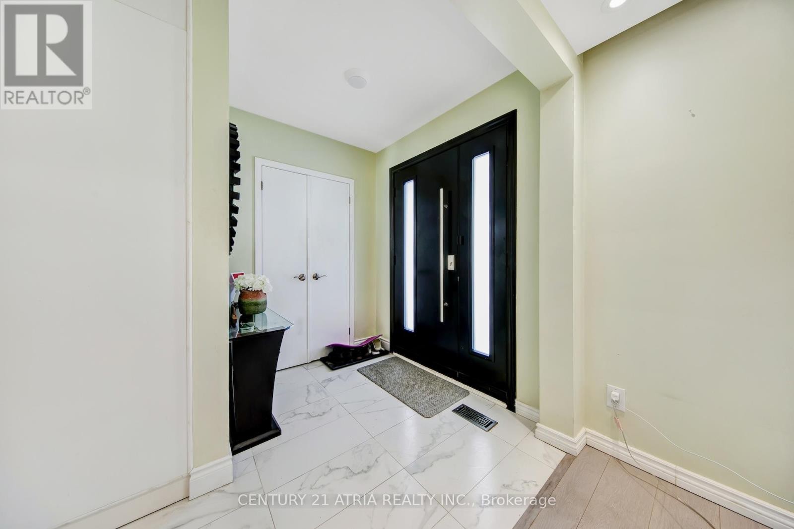 












43 ARAGON AVENUE

,
Toronto (Tam O'Shanter-Sullivan),




Ontario
M1T1X8

