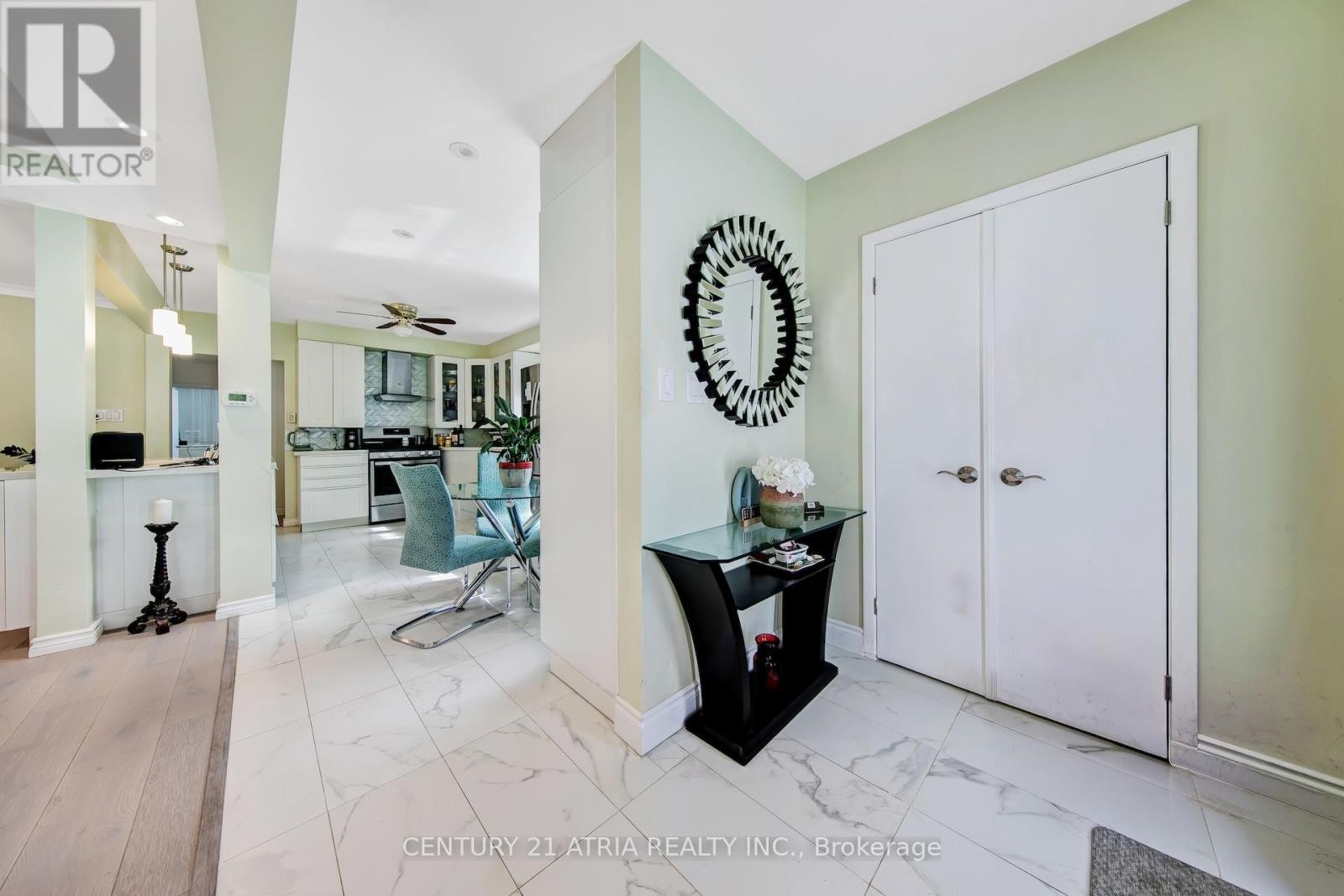 












43 ARAGON AVENUE

,
Toronto (Tam O'Shanter-Sullivan),




Ontario
M1T1X8

