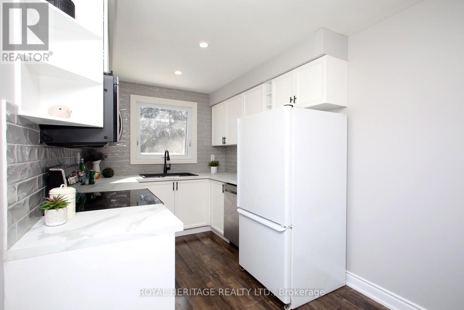 












641 DEAUVILLE COURT

,
Oshawa (Pinecrest),




Ontario
L1K1R1

