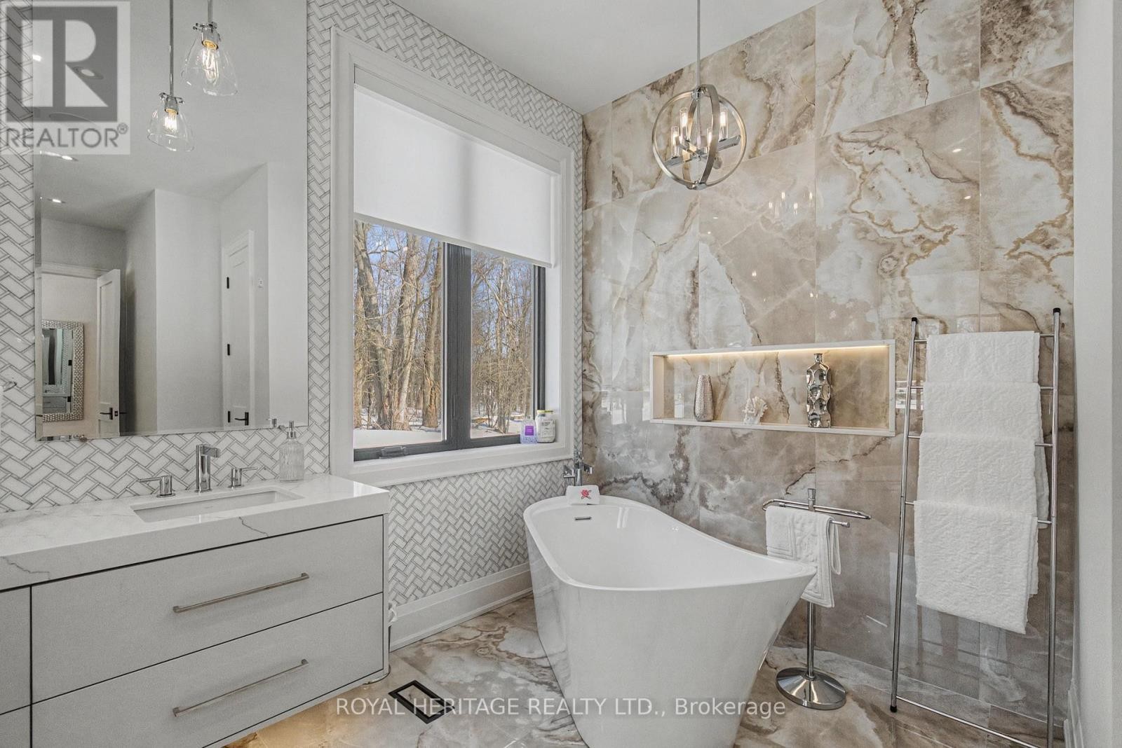 












614 ROSELAWN AVENUE

,
Oshawa (Northwood),




Ontario
L1L1B2

