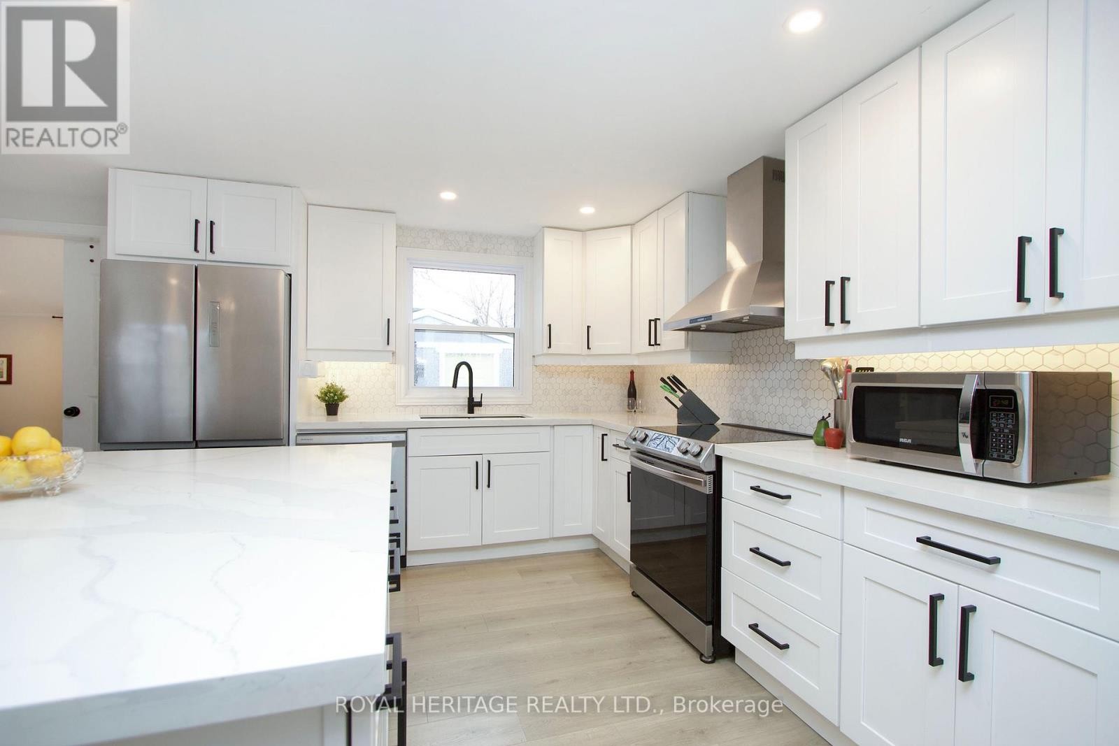 












40 BLUFFS ROAD

,
Clarington (Bowmanville),




Ontario
L1B1A3

