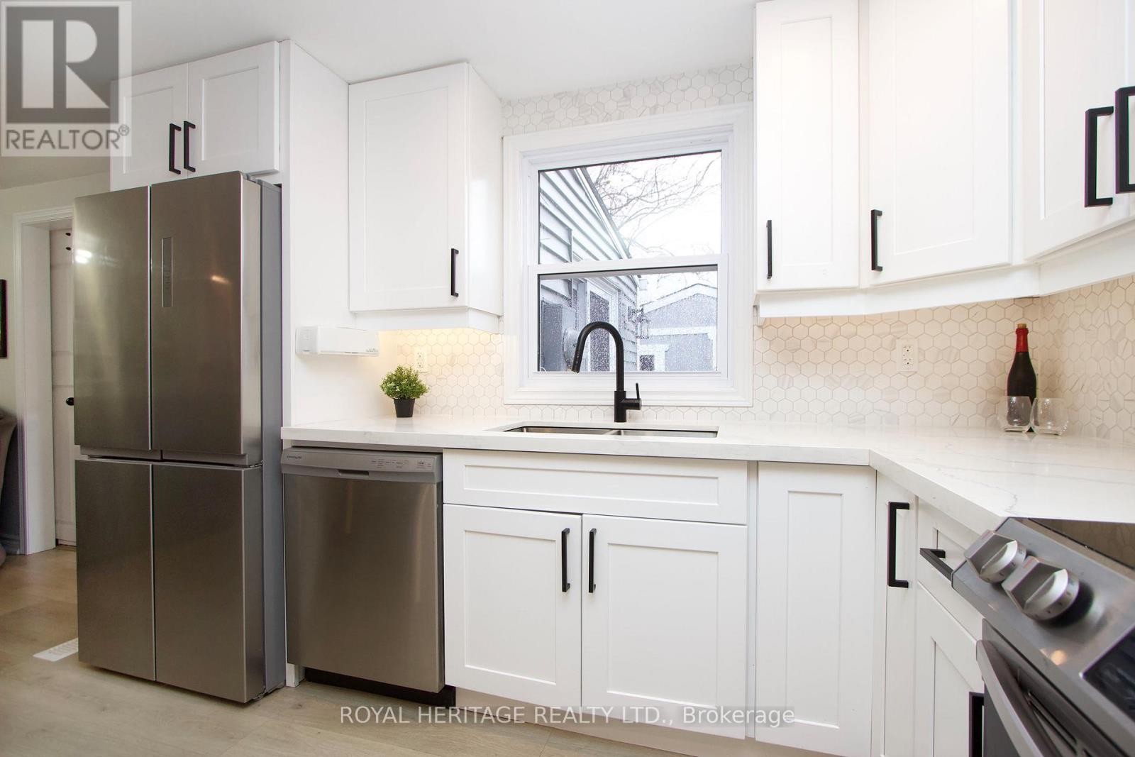 












40 BLUFFS ROAD

,
Clarington (Bowmanville),




Ontario
L1B1A3

