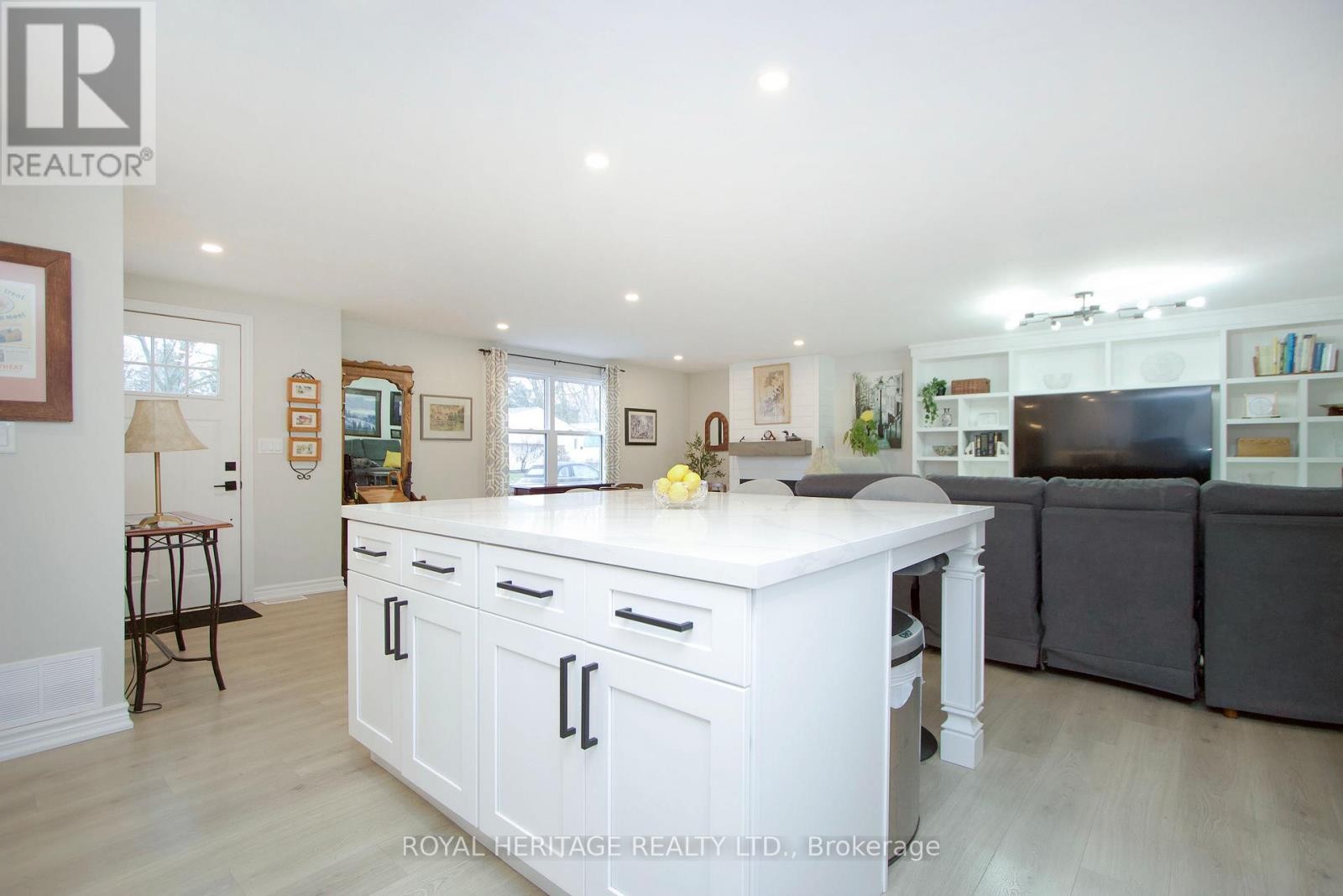 












40 BLUFFS ROAD

,
Clarington (Bowmanville),




Ontario
L1B1A3

