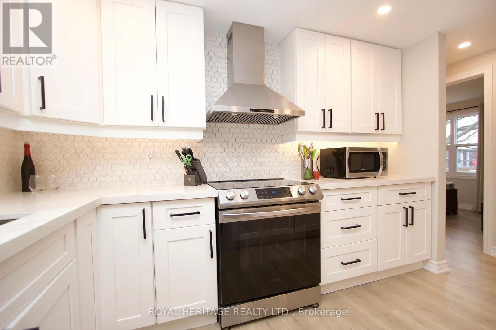 












40 BLUFFS ROAD

,
Clarington (Bowmanville),




Ontario
L1B1A3

