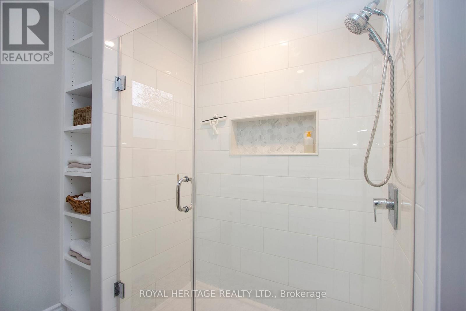 












40 BLUFFS ROAD

,
Clarington (Bowmanville),




Ontario
L1B1A3

