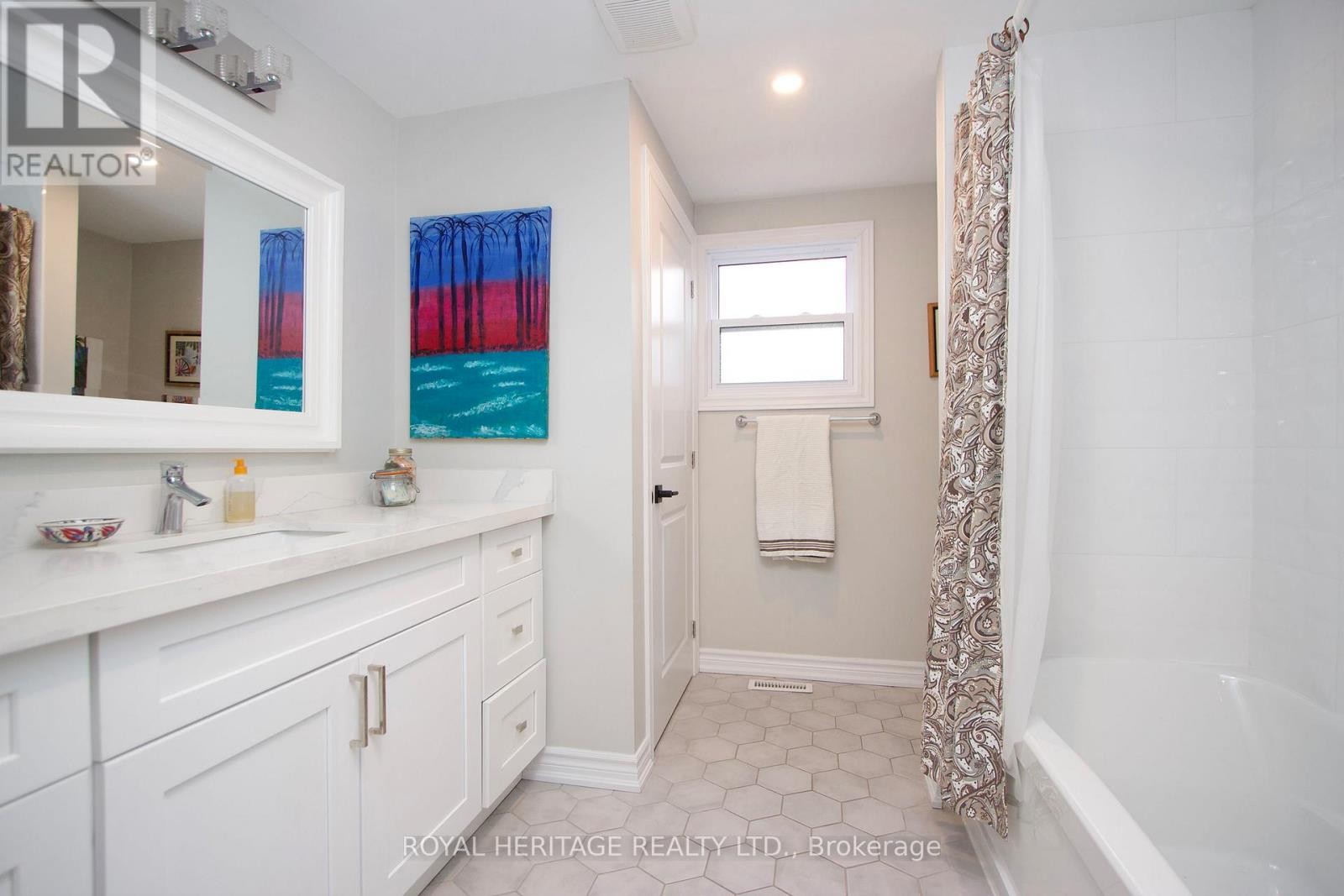 












40 BLUFFS ROAD

,
Clarington (Bowmanville),




Ontario
L1B1A3

