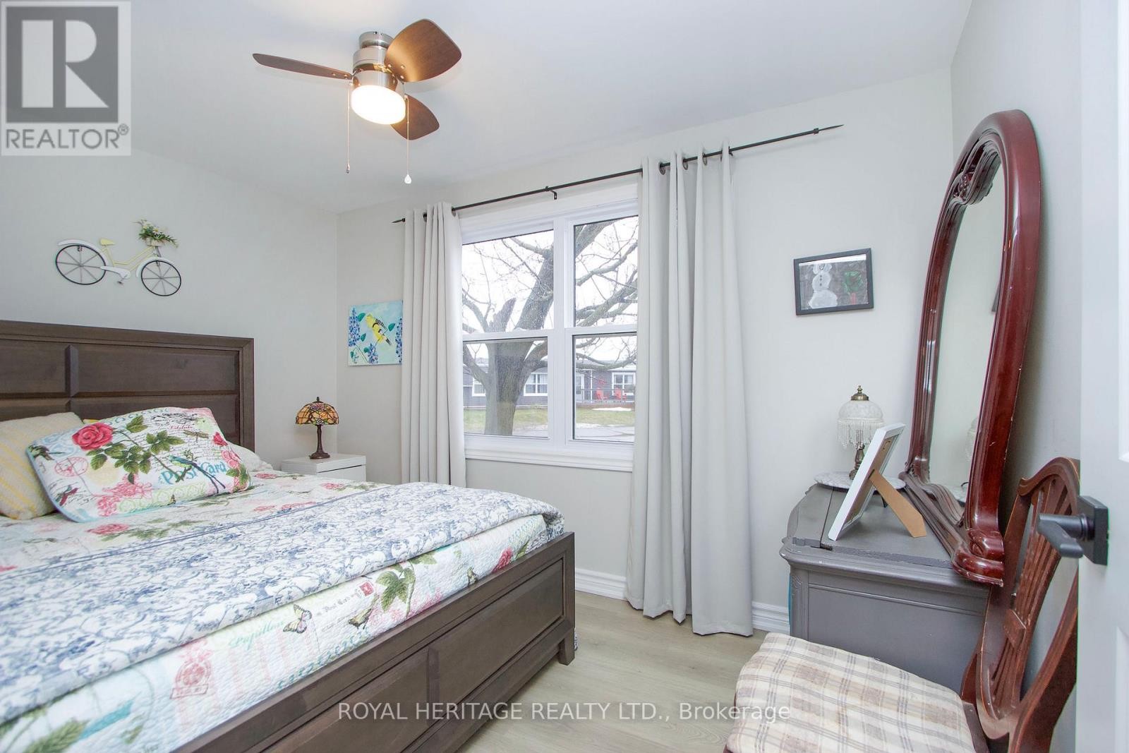 












40 BLUFFS ROAD

,
Clarington (Bowmanville),




Ontario
L1B1A3

