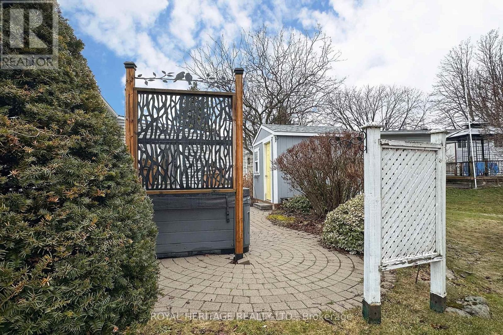 












40 BLUFFS ROAD

,
Clarington (Bowmanville),




Ontario
L1B1A3

